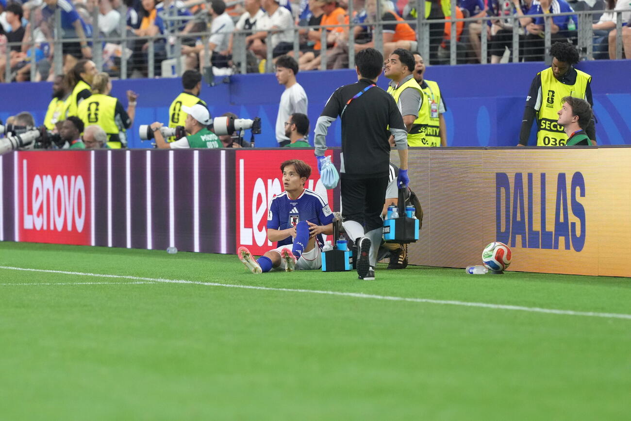 W杯北中米大会　1次リーグ　第1戦　日本対オランダ　後半、膝を痛め、ピッチの外に出る久保建英（撮影・足立雅史）＝2026年6月14日
