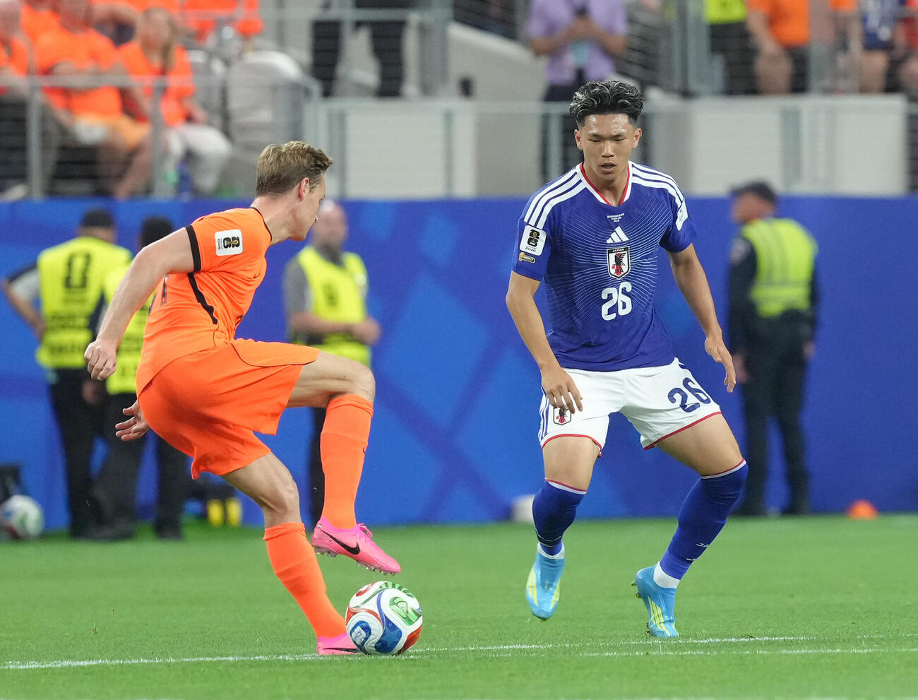 日本対オランダ　後半、途中出場しプレスをかける塩貝健人（右）（撮影・足立雅史）