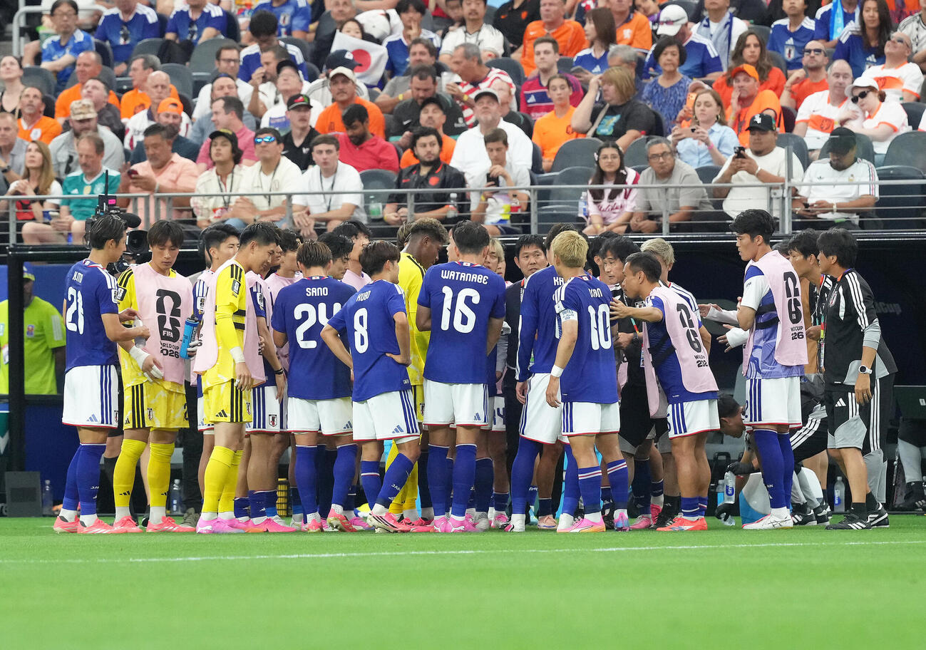 日本対オランダ　前半、ハイドレーションタイム中、選手たちに指示を出す森保一監督（後方中央右）（撮影・足立雅史）