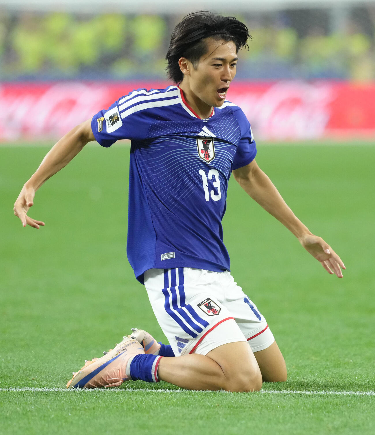 日本対オランダ　後半、ゴールを決め喜ぶ中村敬斗。ユニホームの袖にはW杯のデビューパッチがつけられる（撮影・足立雅史）