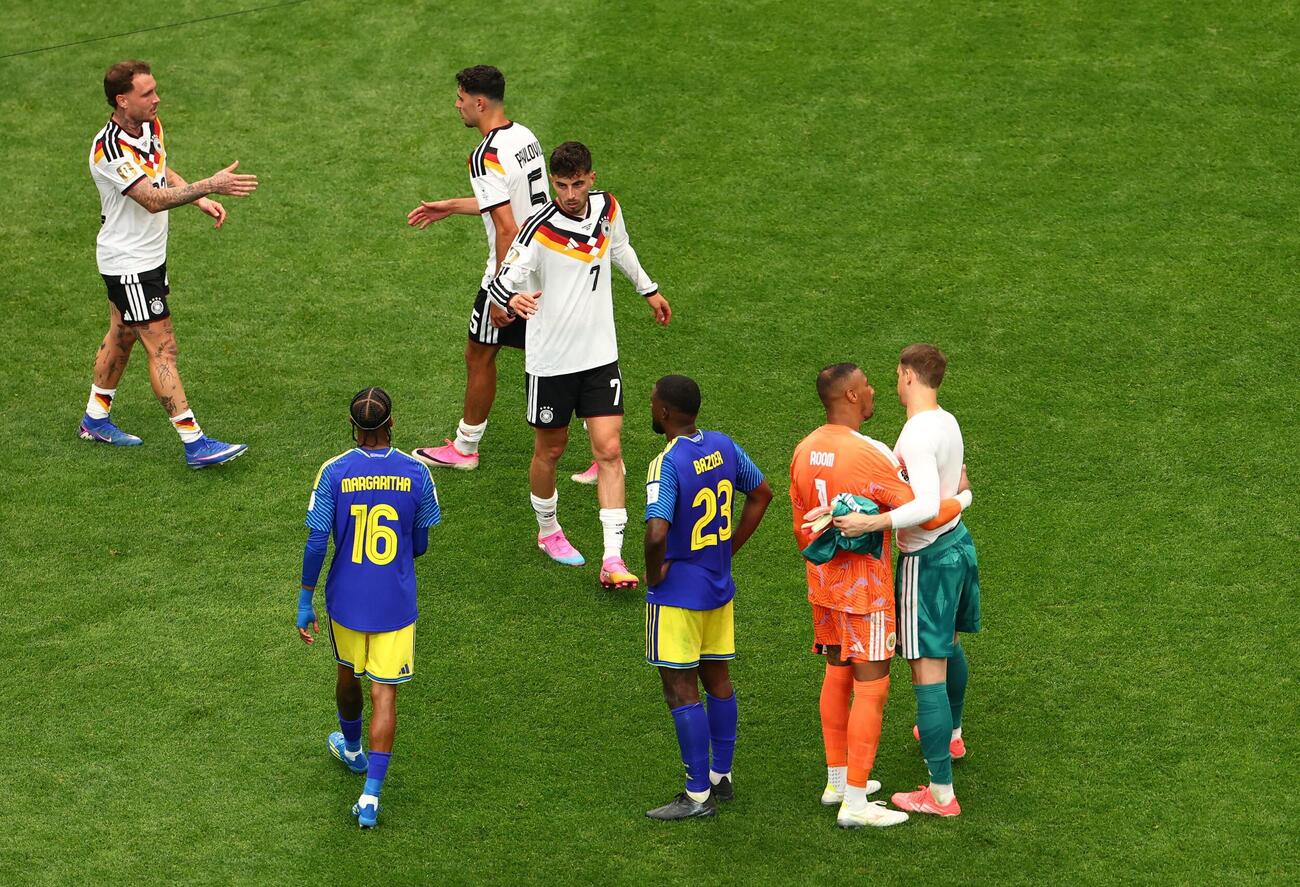 ドイツ対キュラソー　試合後の両チームの選手たち（ロイター）
