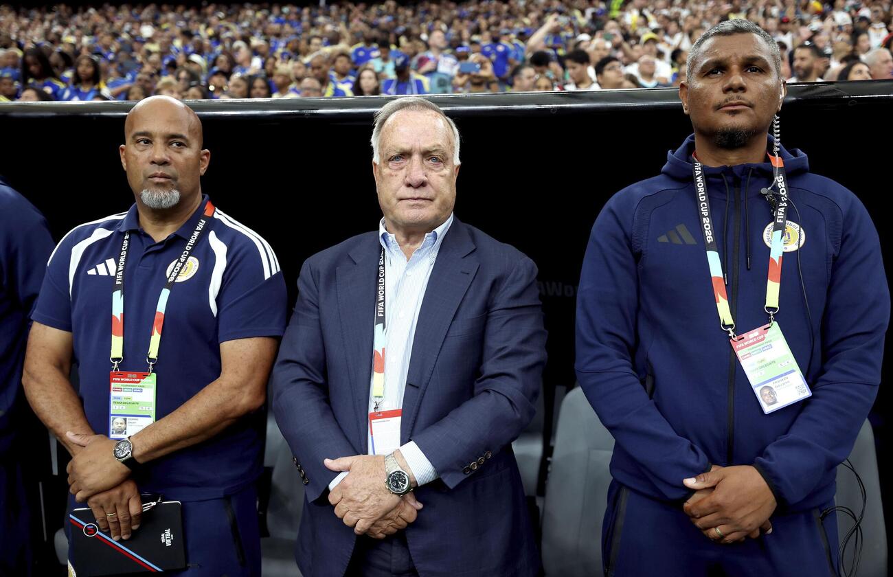 ドイツ戦に臨むキュラソーのアドフォカート監督（中央）＝ヒューストン（FIFA提供・ゲッティ＝共同）