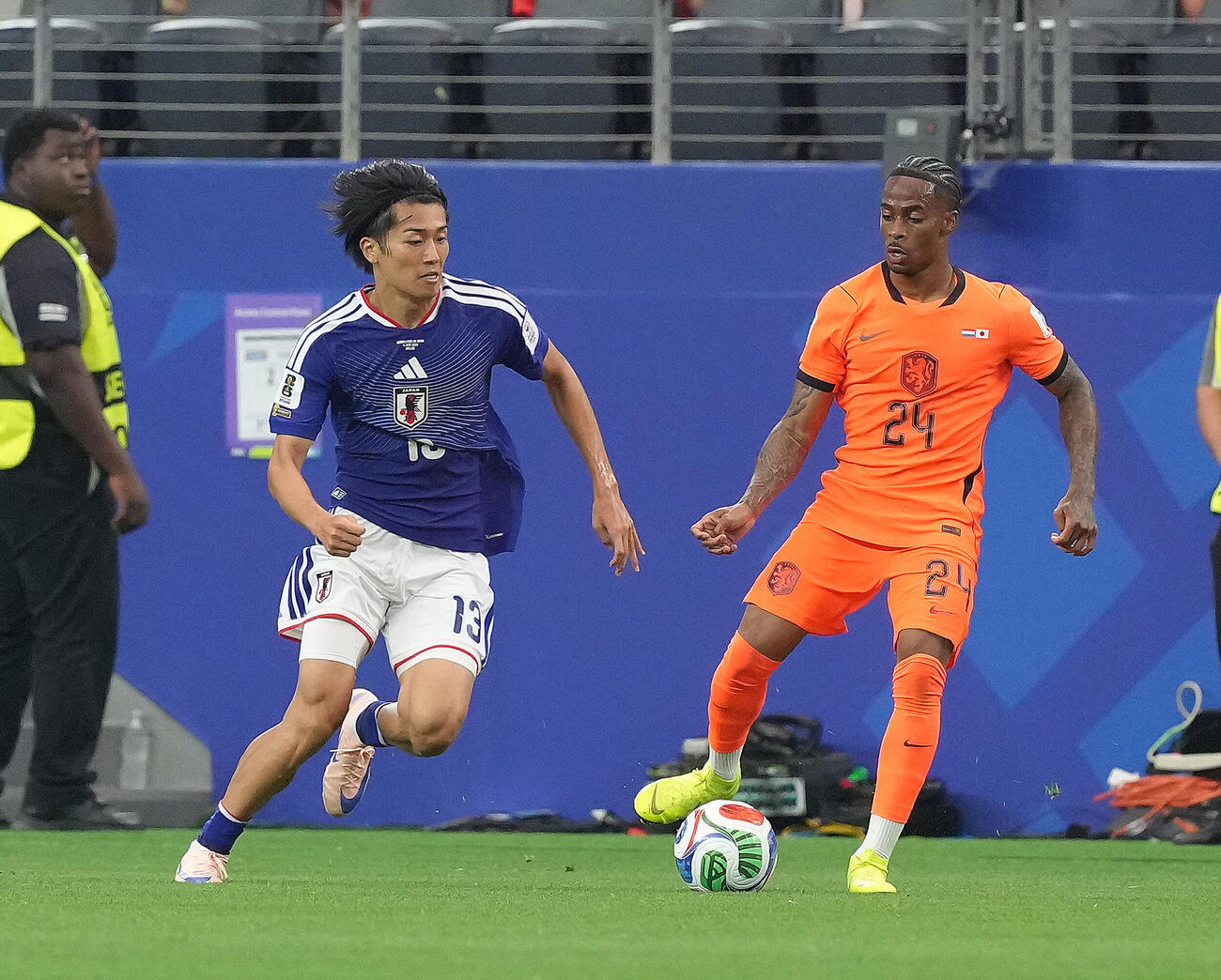 日本対オランダ　前半、オランダのクリセンシオ・シュメルビル（右）にプレスをかける中村敬斗（撮影・足立雅史）