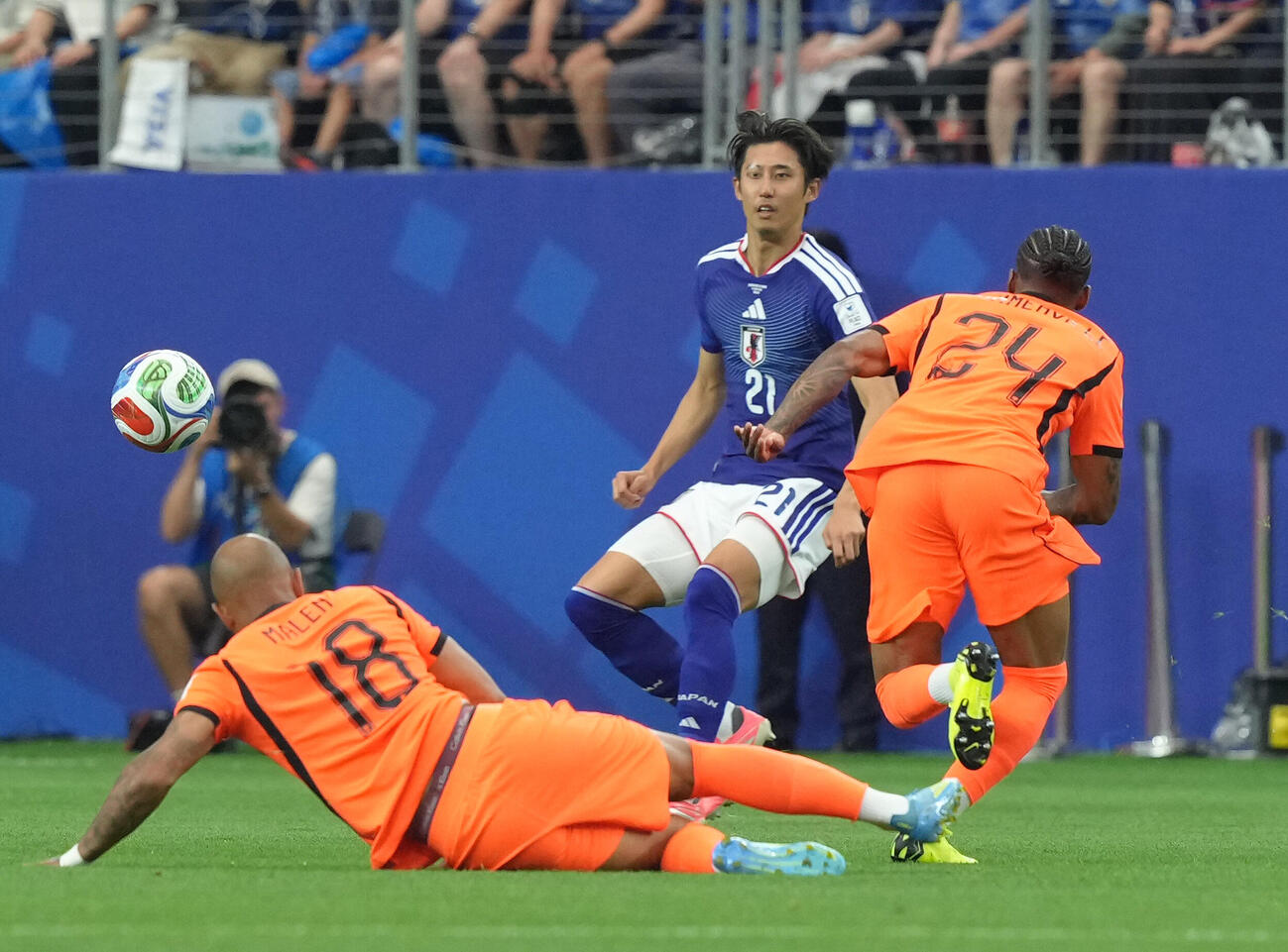 日本対オランダ　前半、パスを受ける伊藤洋輝（中央）（撮影・足立雅史）
