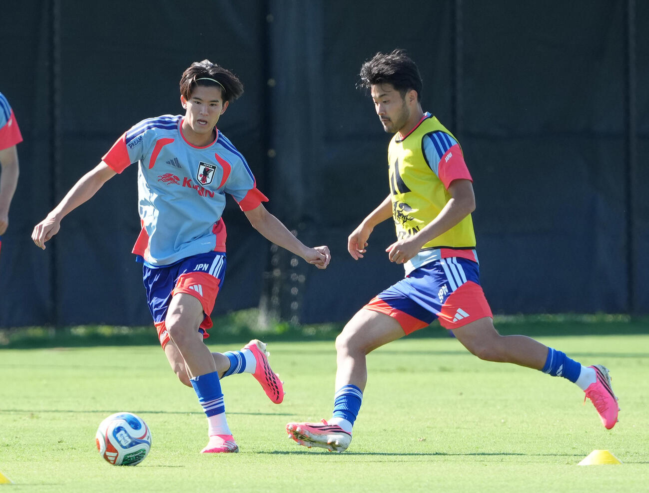 W杯北中米大会ベースキャンプ　ボール回しで競り合う後藤啓介（左）と菅原由勢（撮影・足立雅史）
