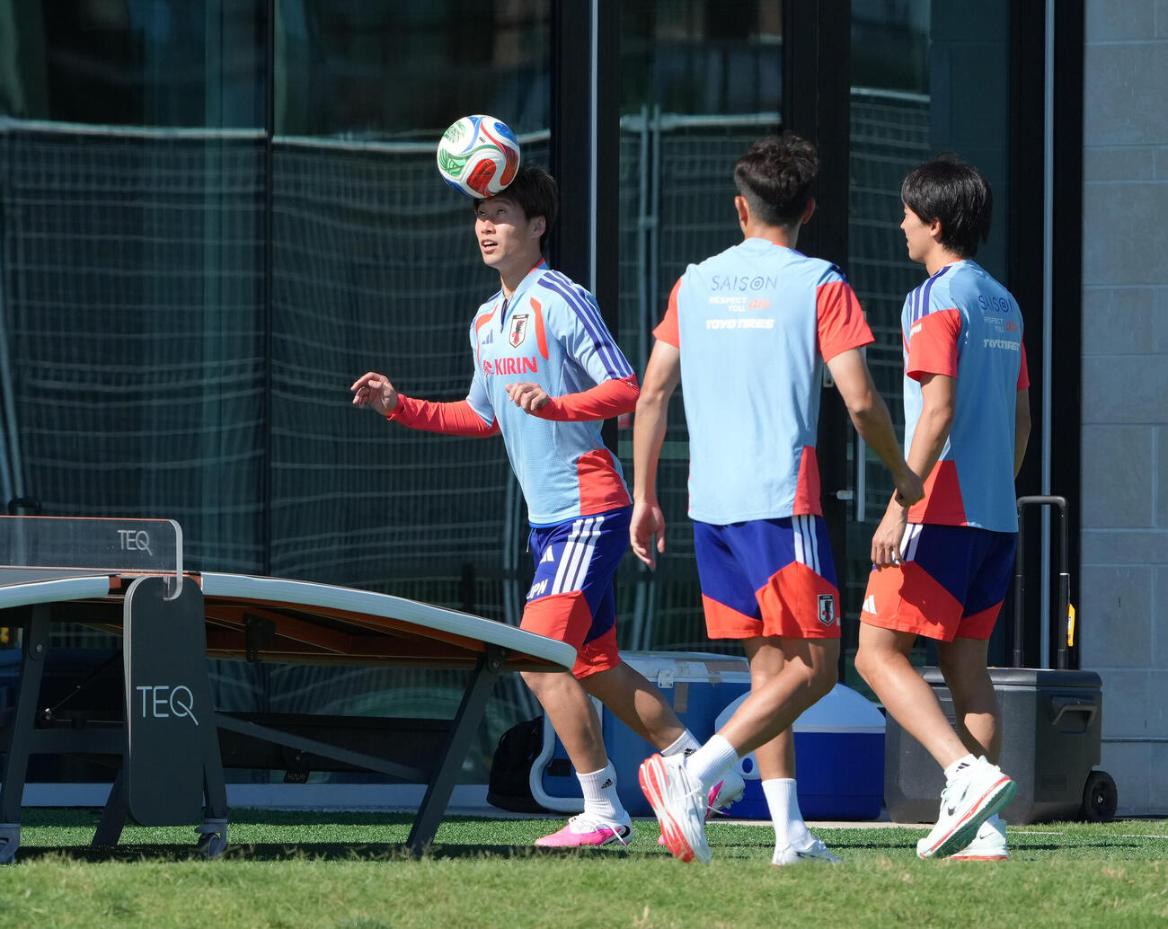 W杯北中米大会ベースキャンプ　サッカーと卓球を組み合わせた競技「テックボール」を楽しむ鎌田大地（左）（撮影・足立雅史）