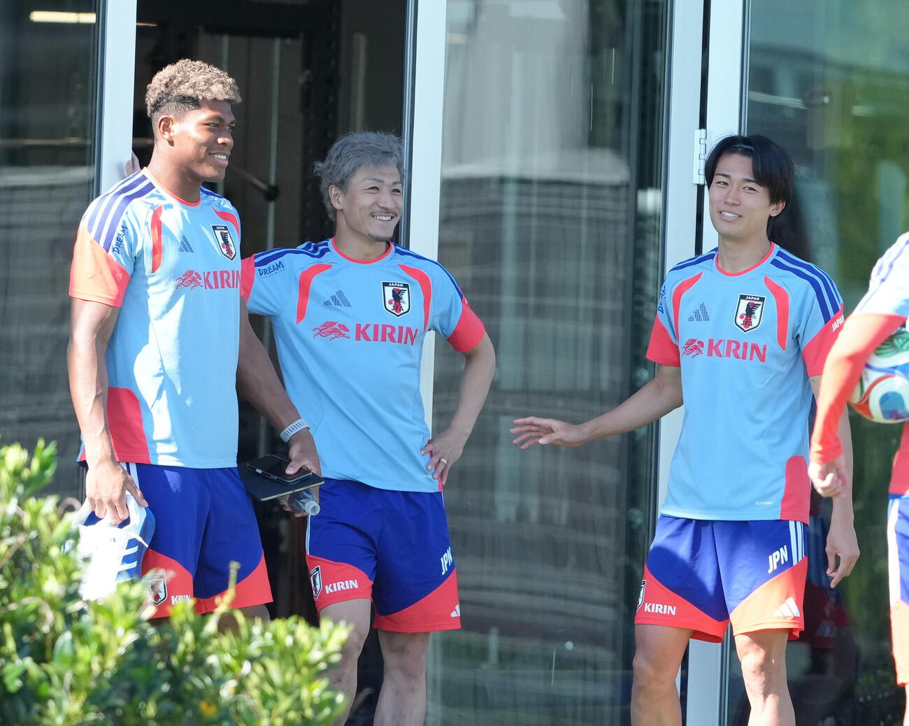 W杯北中米大会ベースキャンプ　笑顔を見せる、左からGK鈴木彩艶、前田大然、中村敬斗（撮影・足立雅史）