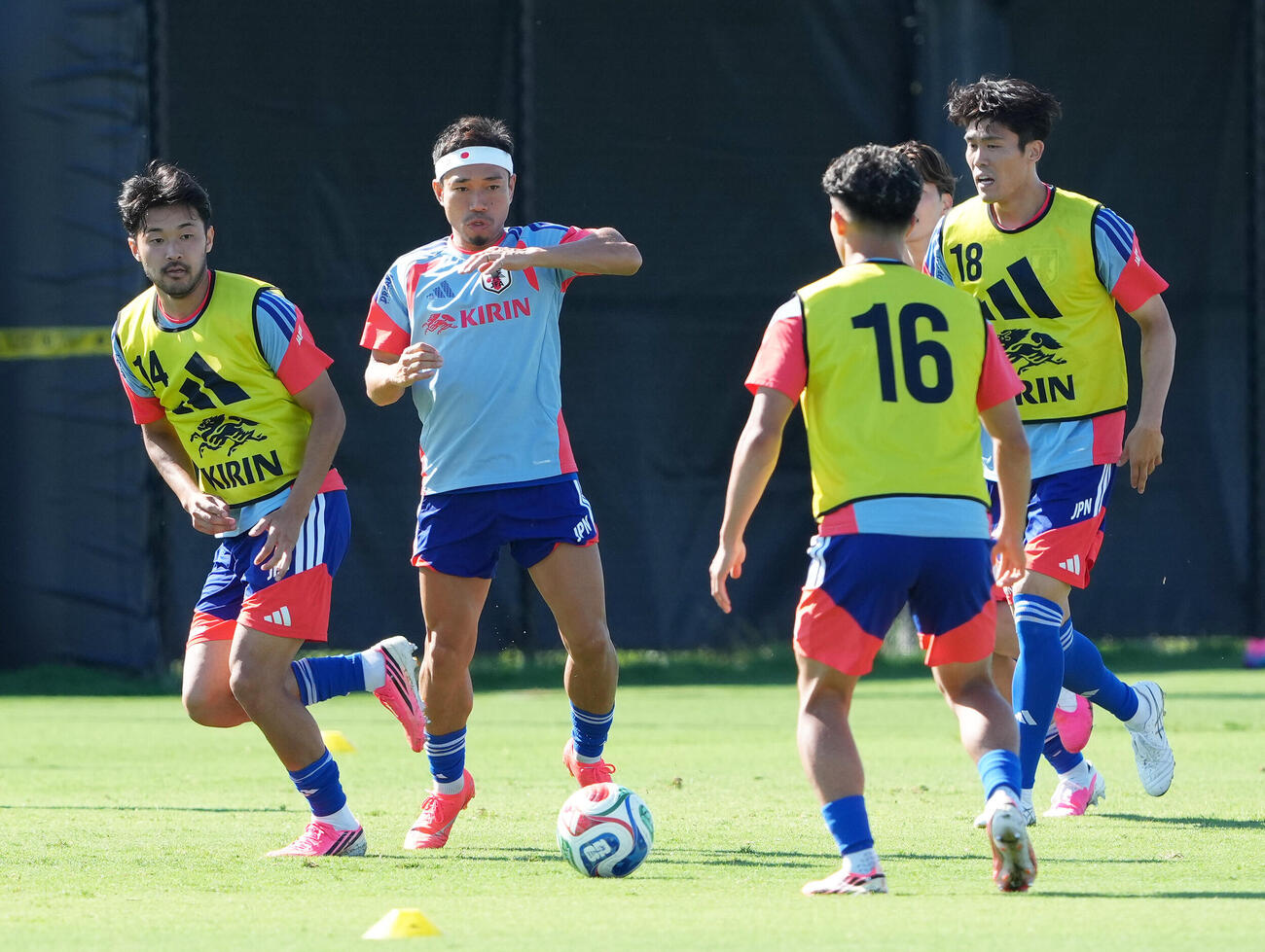 W杯北中米大会ベースキャンプ　ボール回しする、左から菅原由勢、長友佑都、1人おいて冨安健洋（撮影・足立雅史）