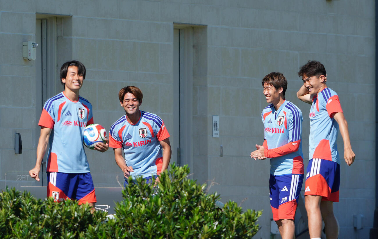 W杯北中米大会ベースキャンプ　笑顔を見せる、左から中村敬斗、佐野海舟、鎌田大地、渡辺剛（撮影・足立雅史）＝2026年6月15日