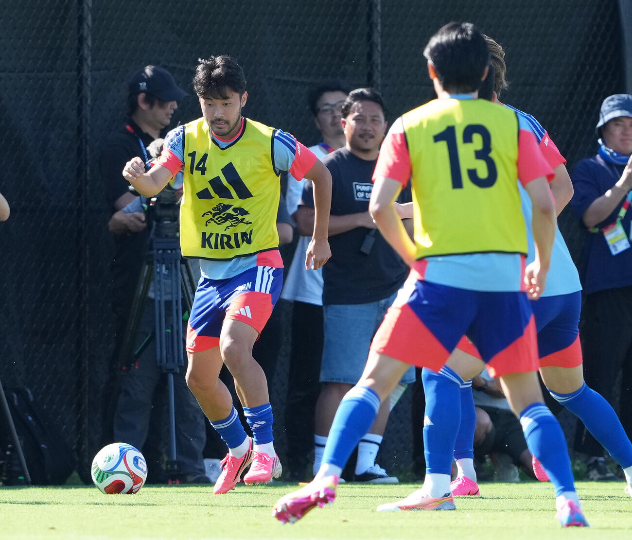 W杯北中米大会ベースキャンプ　ボール回しする菅原由勢（左）（撮影・足立雅史）