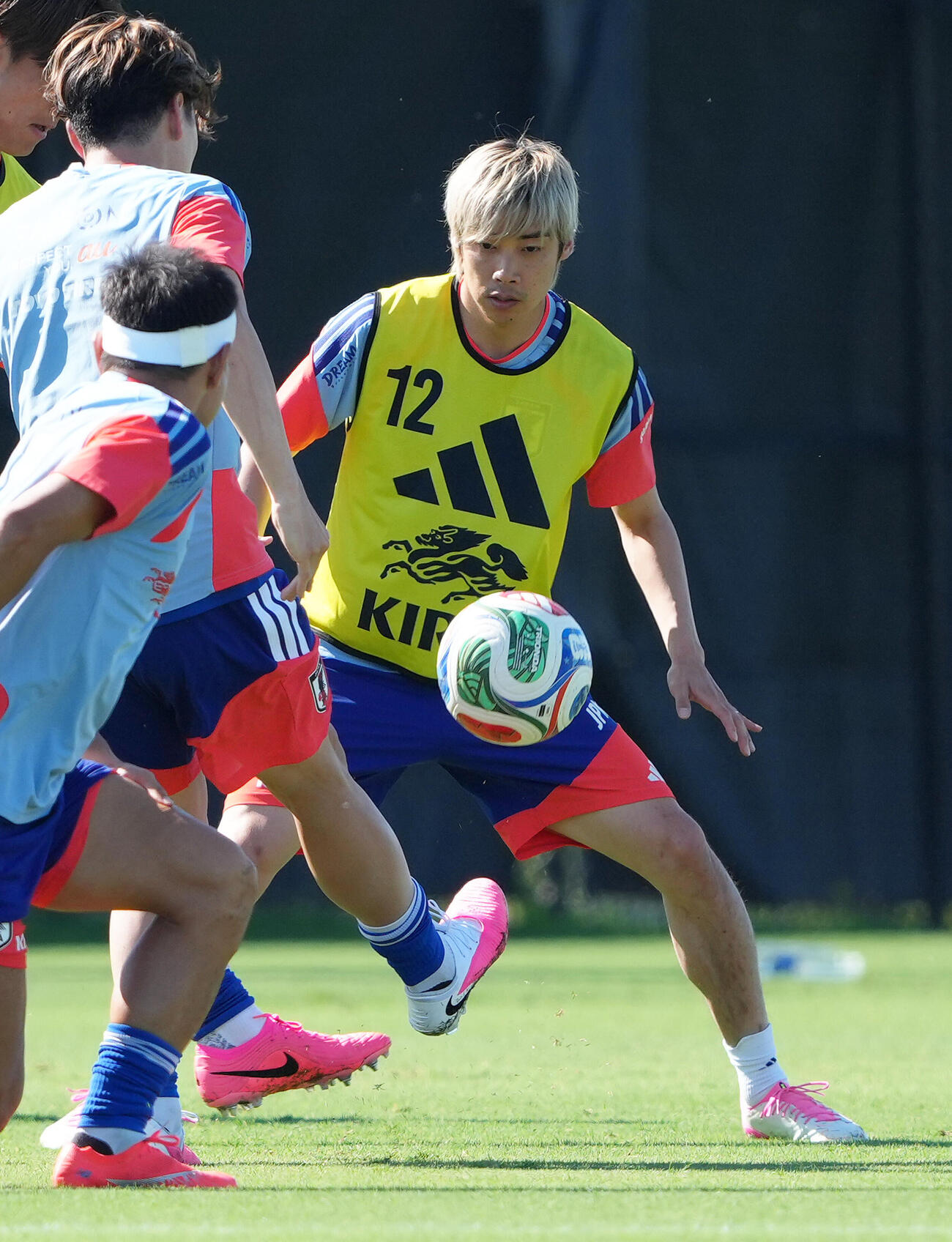 W杯北中米大会ベースキャンプ　ボール回しする伊東純也（撮影・足立雅史）