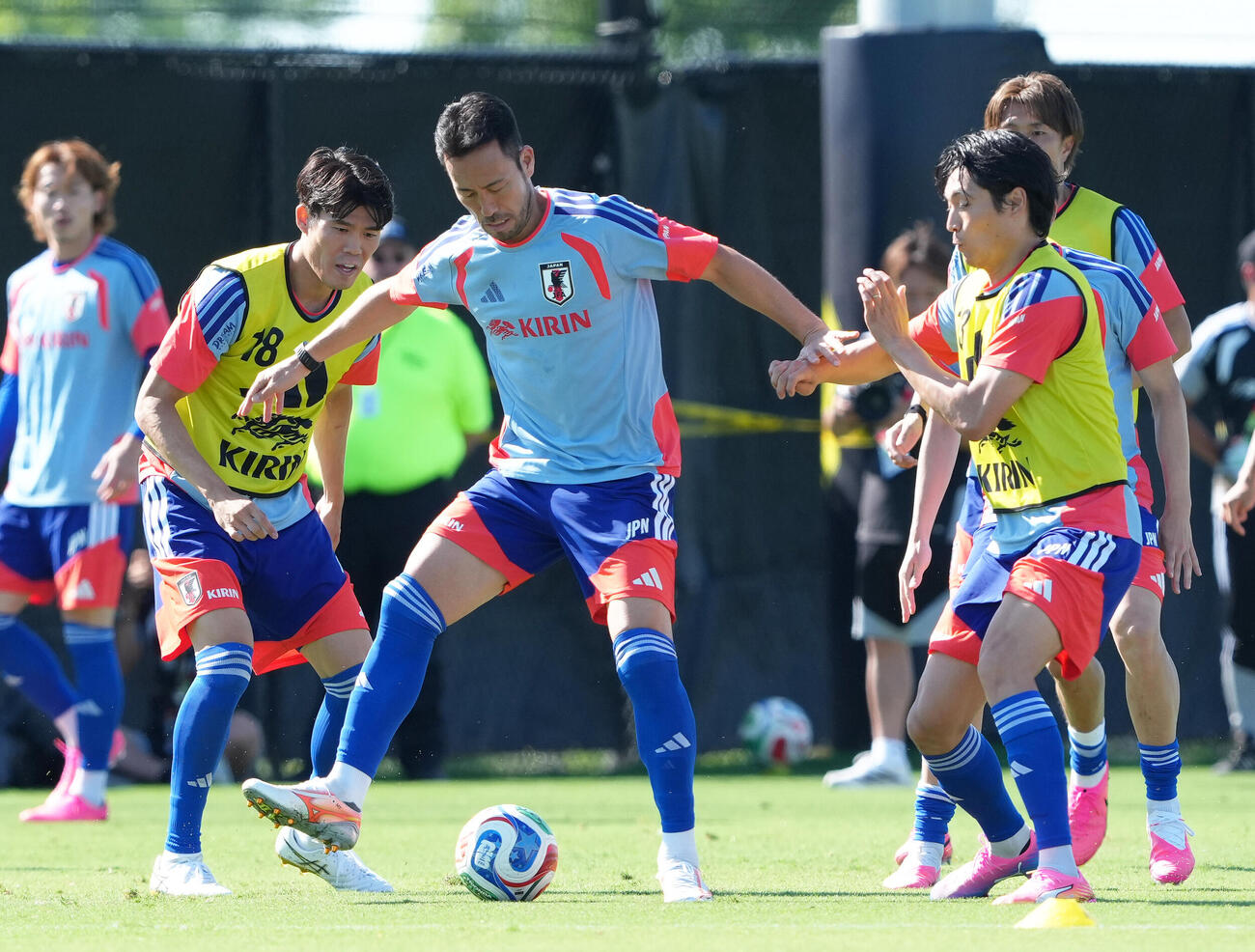 W杯北中米大会ベースキャンプ　ボール回しする、左から冨安健洋と吉田麻也ら（撮影・足立雅史）
