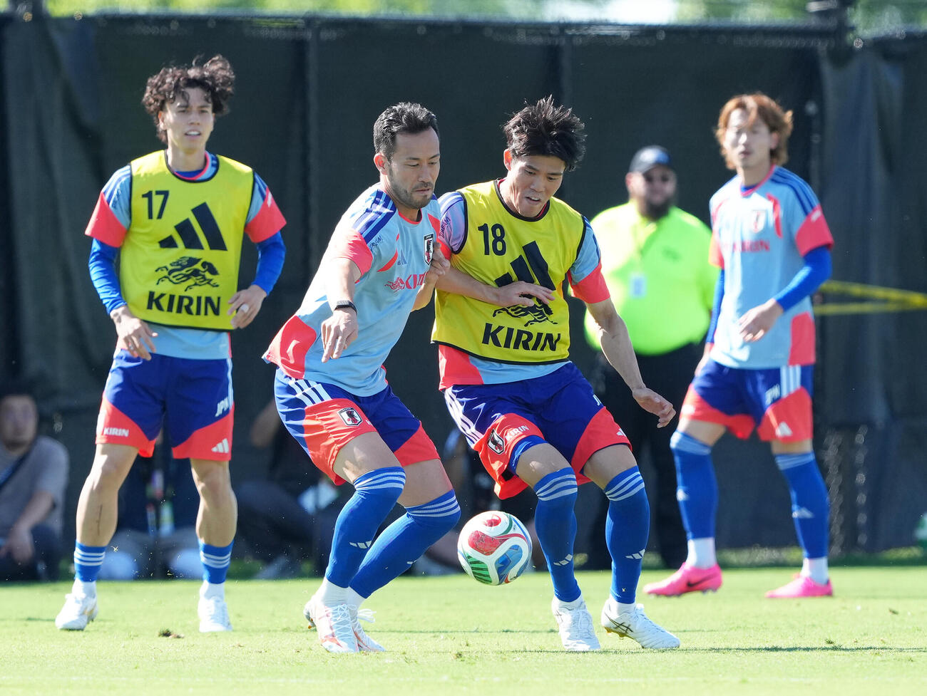 W杯北中米大会ベースキャンプ　ボール回しする、左から田中碧、冨安健洋、吉田麻也ら（撮影・足立雅史）