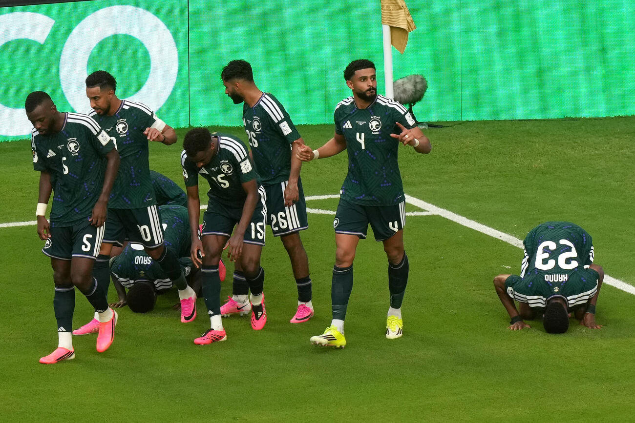 ピンク色のスパイクを履くサウジアラビア代表選手ら（AP）
