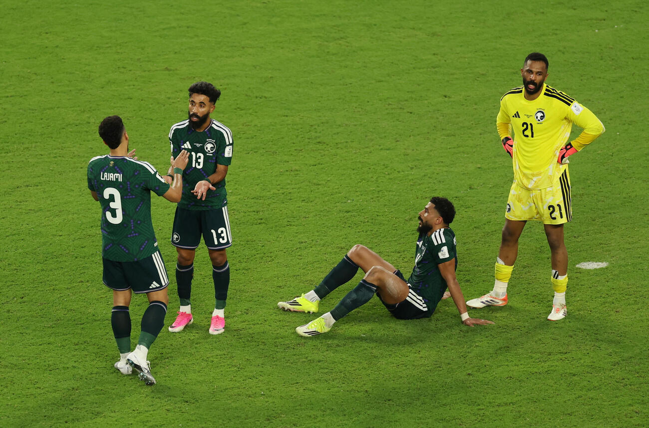 試合終了後、たたえ合うサウジアラビアのブワシュルら選手たち（ロイター）