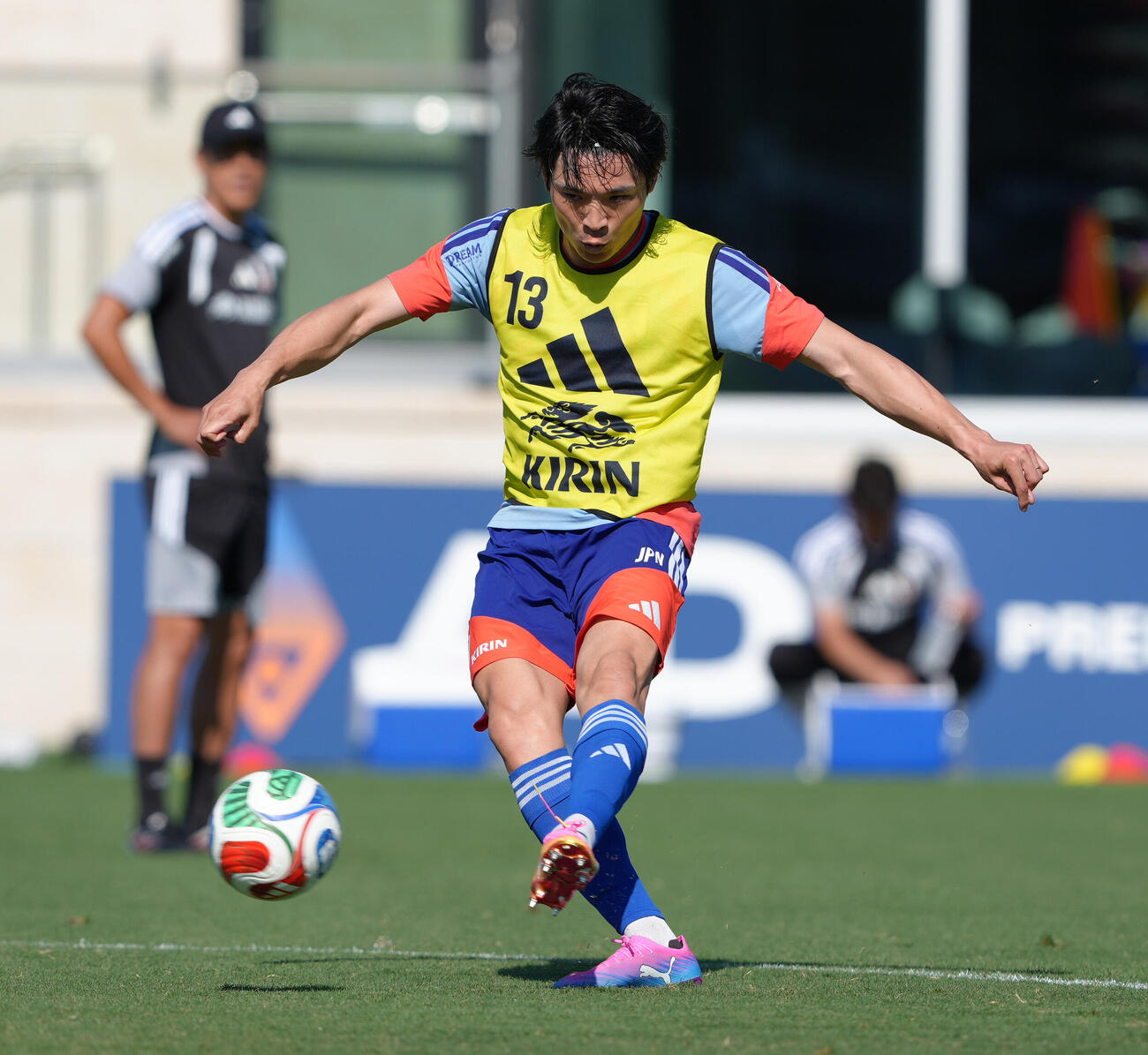 W杯北中米大会ベースキャンプ　シュート練習する町野修斗（撮影・足立雅史）＝2026年6月15日