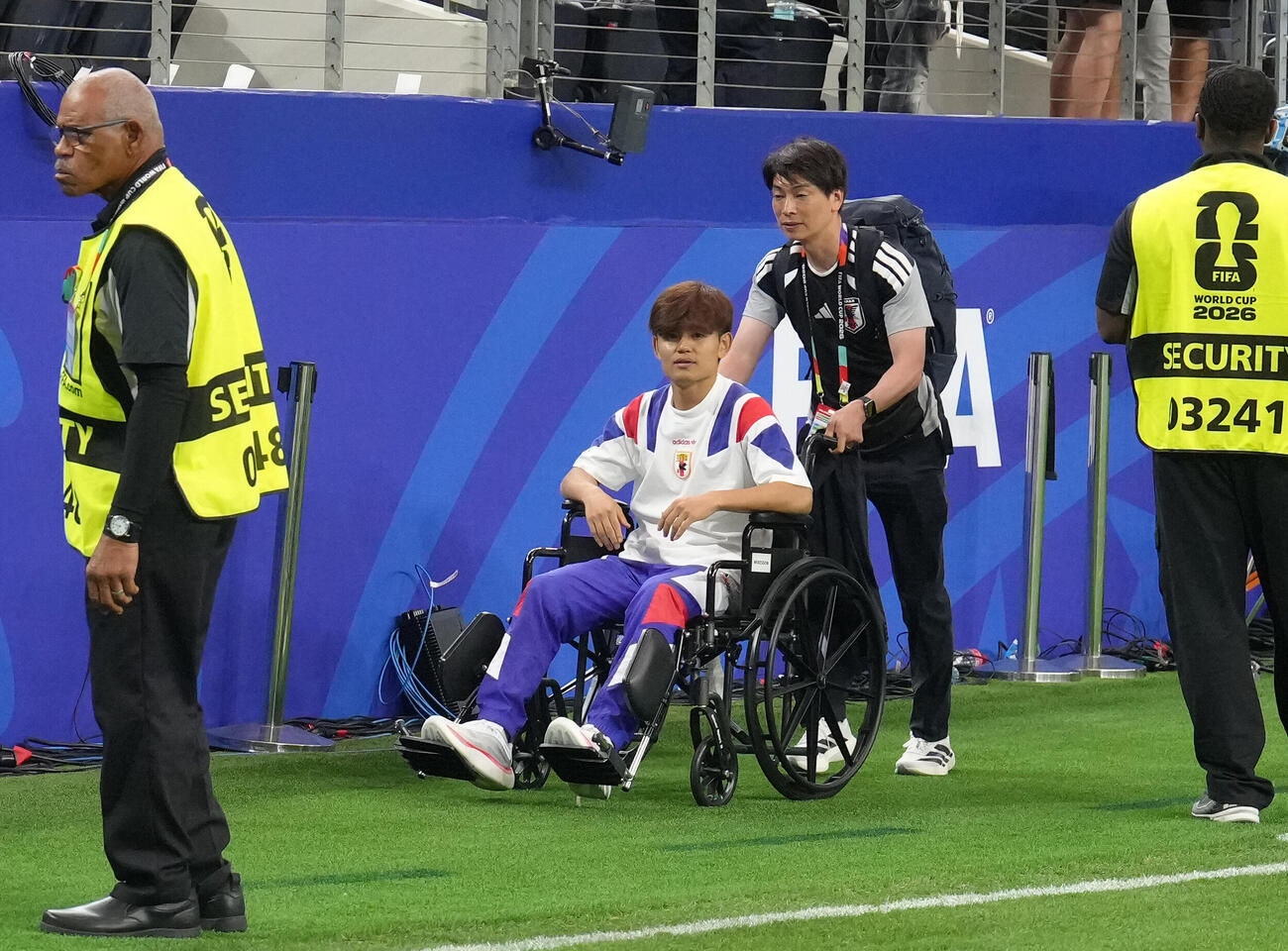 日本対オランダ　試合後、車いすでスタジアムを後にする久保建英（中央左）（撮影・足立雅史）