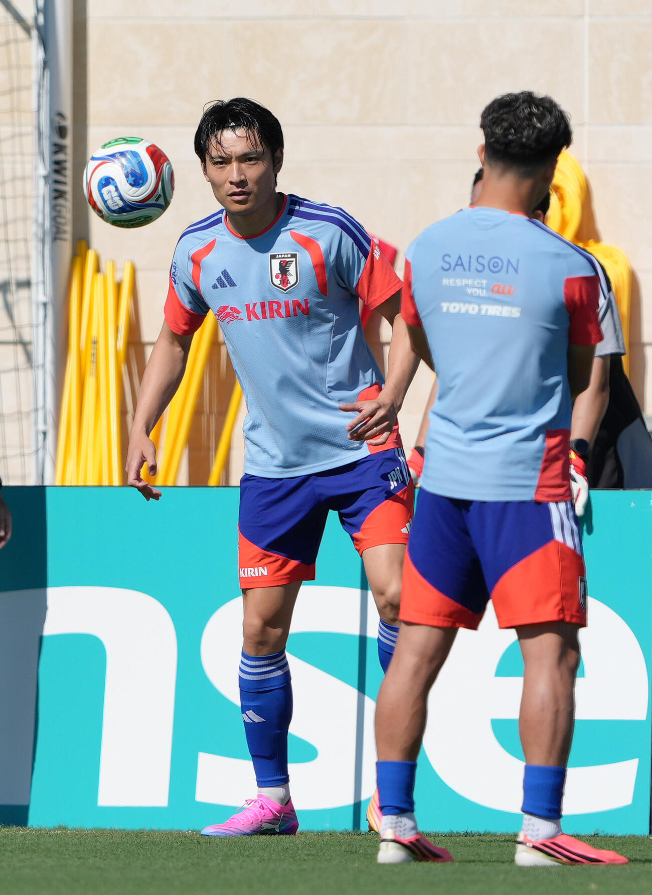 W杯北中米大会ベースキャンプ　調整する町野修斗（左）（撮影・足立雅史）