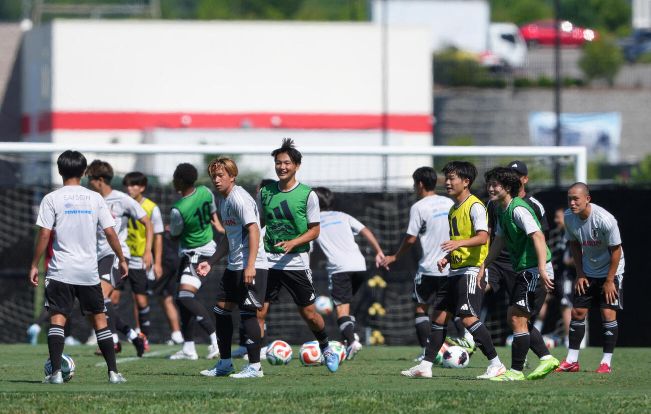 W杯北中米大会ベースキャンプ　練習試合前、調整するU－19日本代表（撮影・足立雅史）