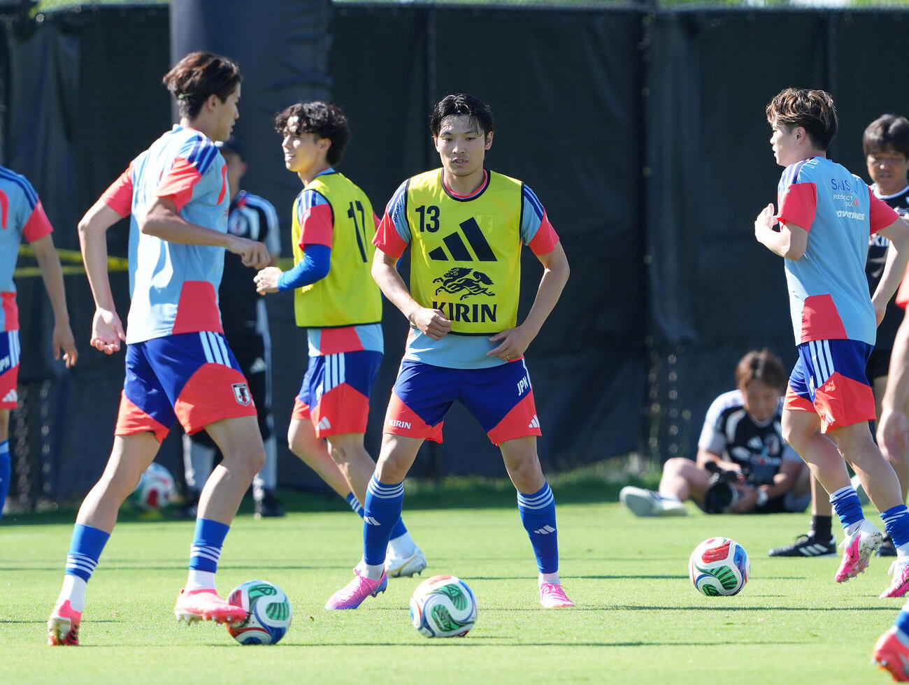 W杯北中米大会ベースキャンプ　調整する町野修斗（中央）（撮影・足立雅史）