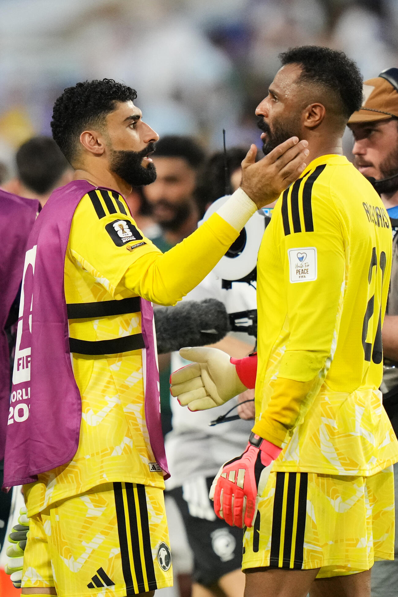 ウルグアイ戦後、サウジアラビアGKオワイスがアラキディ（左）とたたえ合う（AP）