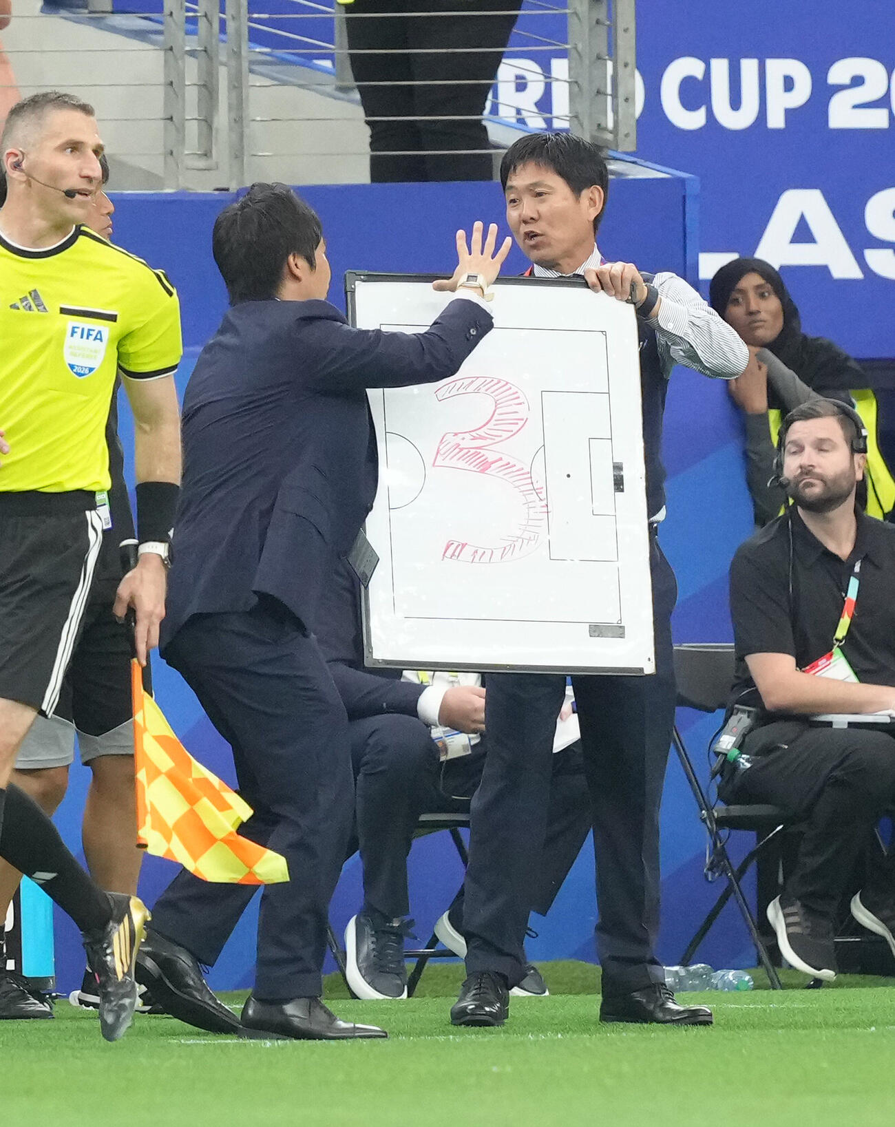 日本対オランダ　後半、「3」と記された作戦ボードを手にする森保一監督（右）（2026年6月14日、撮影・足立雅史）