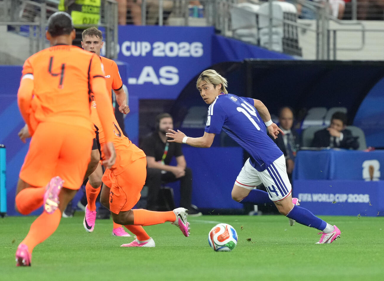 日本対オランダ　後半、前線に飛び出す伊東純也（右）（撮影・足立雅史）