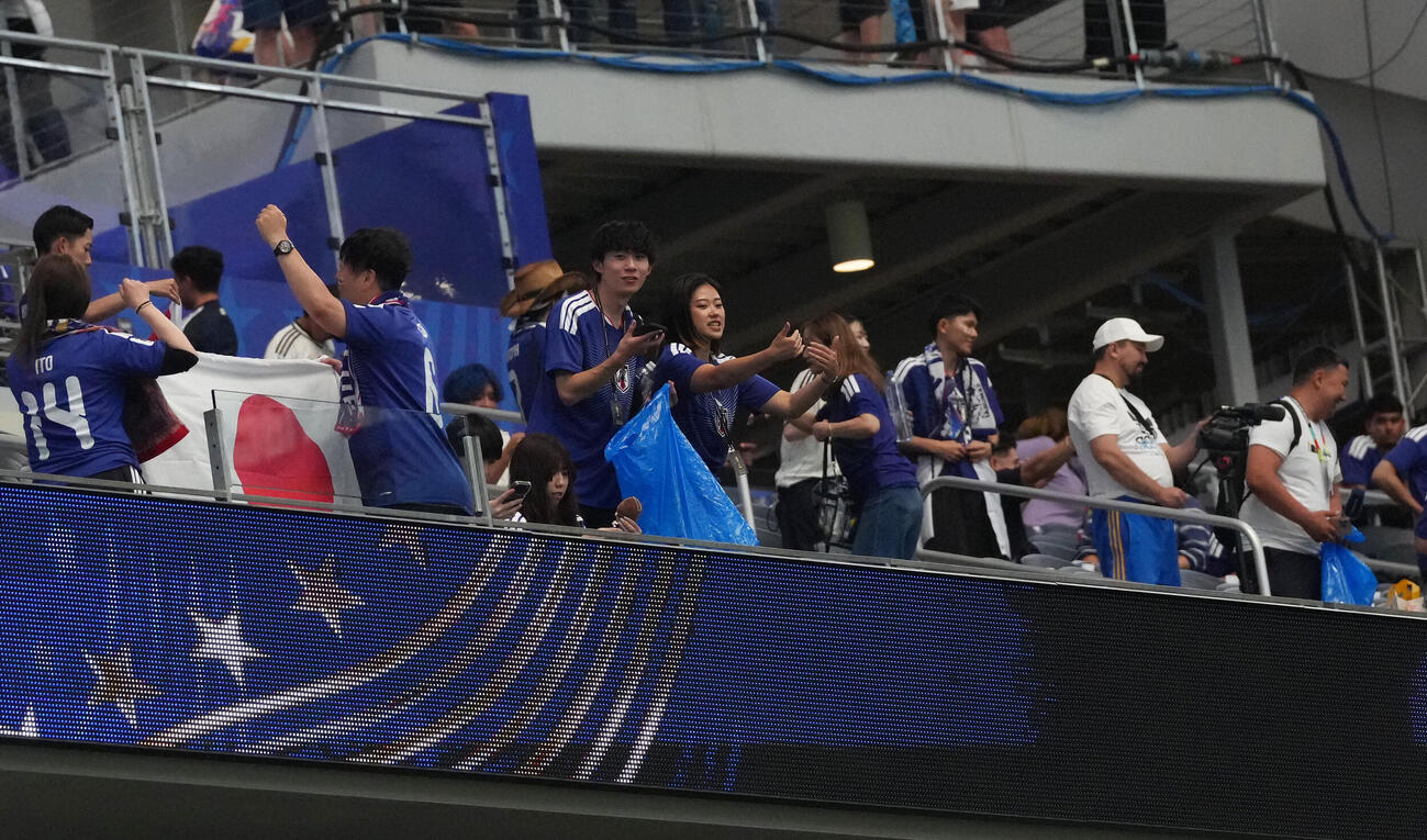 W杯北中米大会　1次リーグ　第1戦　日本対オランダ　試合後、スタンドのゴミ拾いをするサポーターら（2026年6月）