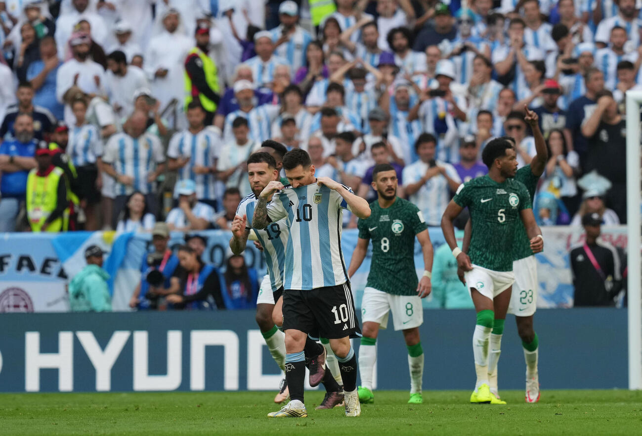 W杯カタール大会アルゼンチン対サウジアラビア、フリーキックを外しうつむくアルゼンチン代表メッシ（2022年11月撮影）