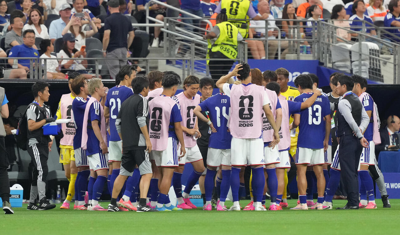 2026年6月14日、オランダ戦の後半、ハイドレーションブレークで集まる日本代表。右から2人目は森保一監督（撮影・足立雅史）