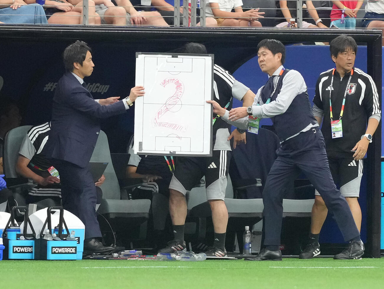 W杯北中米大会　1次リーグ　第1戦　日本対オランダ　後半、「2」と記された作戦ボードを手にする森保一監督（右）（撮影・足立雅史）