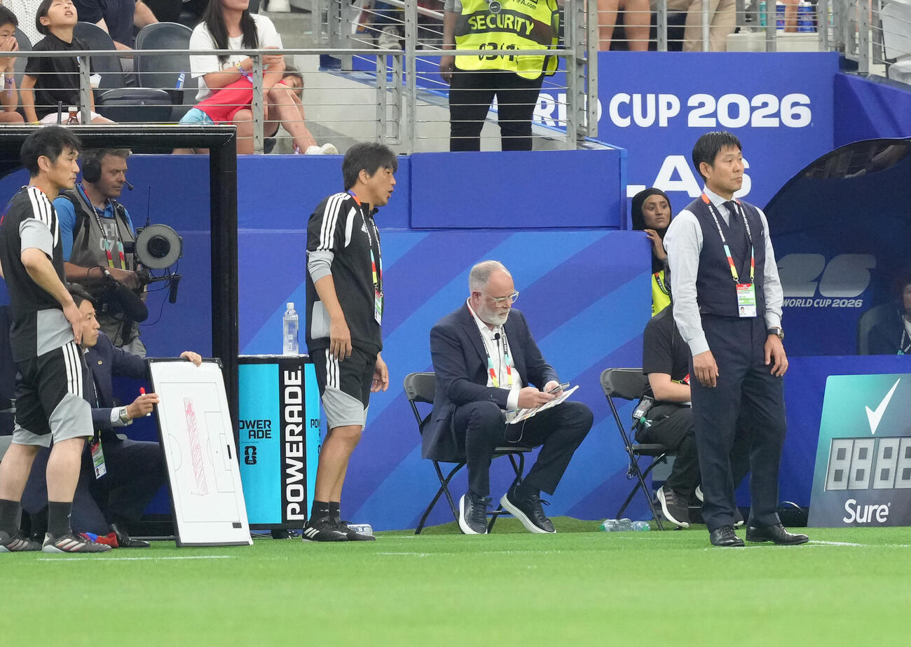 W杯北中米大会　1次リーグ　第1戦　日本対オランダ　後半追加タイム、戦況を見つめる森保一監督。左には「1」と書かれたボードが（撮影・足立雅史）
