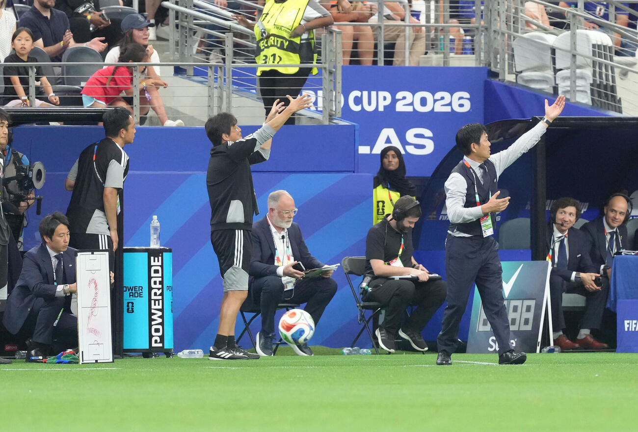 W杯北中米大会　1次リーグ　第1戦　日本対オランダ　後半追加タイム、戦況を見つめる森保一監督。左には「2」と書かれたボードが（撮影・足立雅史）