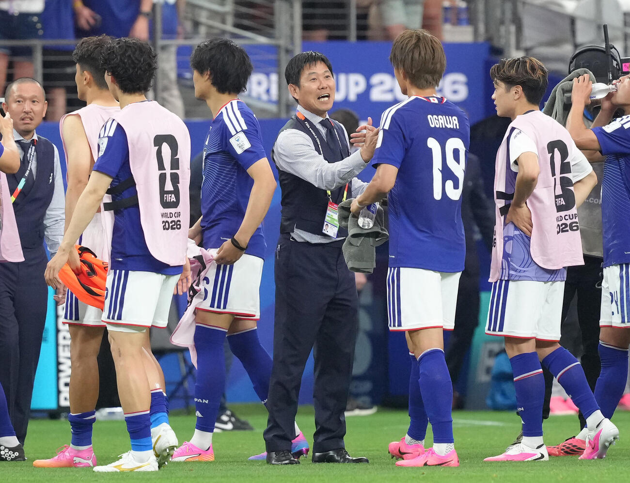 W杯北中米大会　1次リーグ　第1戦　日本対オランダ　試合後、オランダに引き分け、小川航基（左から6人目）ら選手たちを迎える森保一監督（同5人目）（26年6月14日撮影）