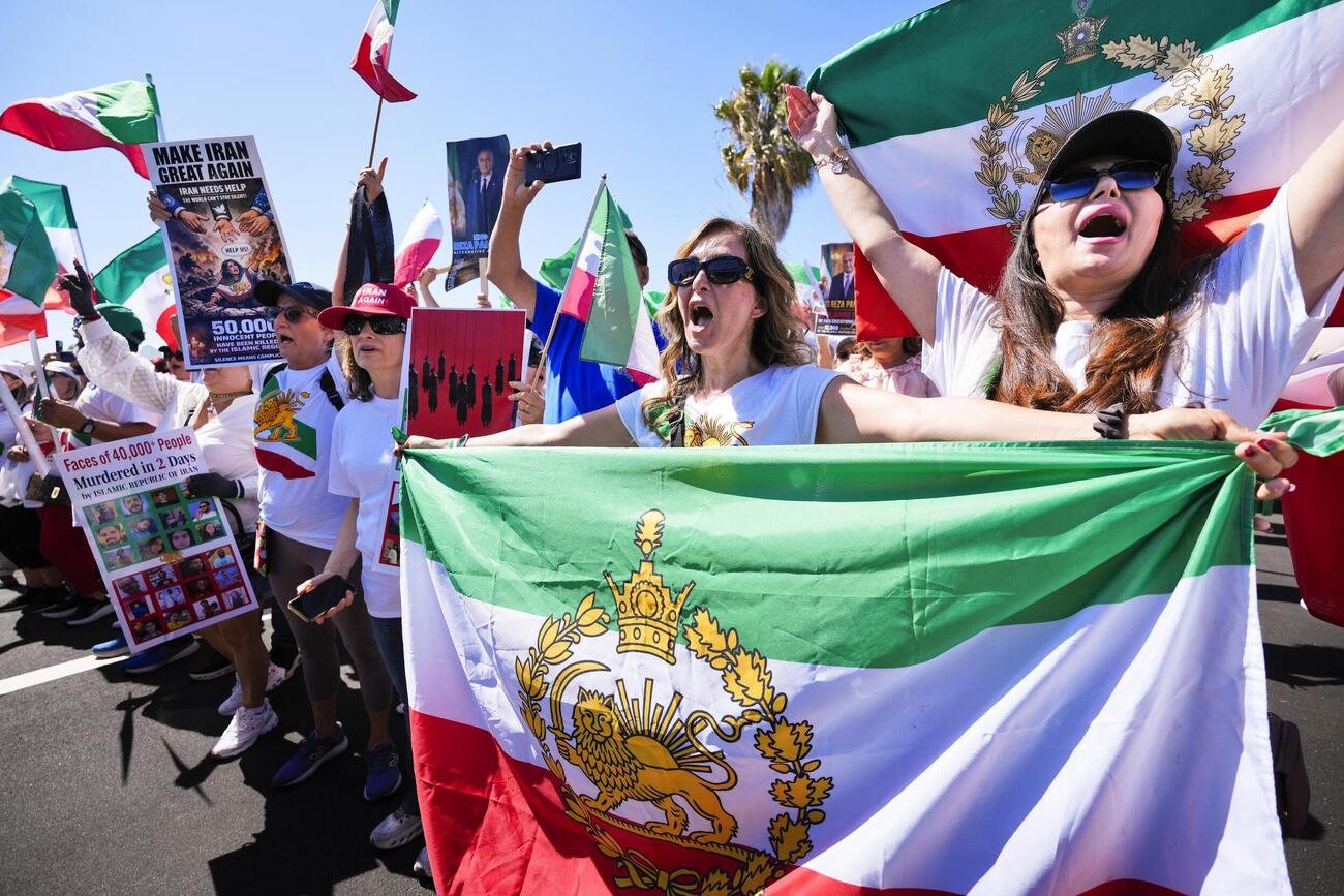 ロサンゼルス競技場周辺で行われたイラン指導部に抗議するデモ＝15日（共同）