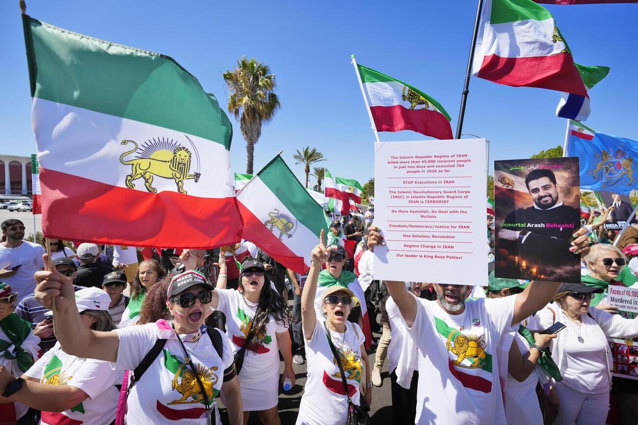 ロサンゼルス競技場周辺で行われたイラン指導部に抗議するデモ＝15日（共同）