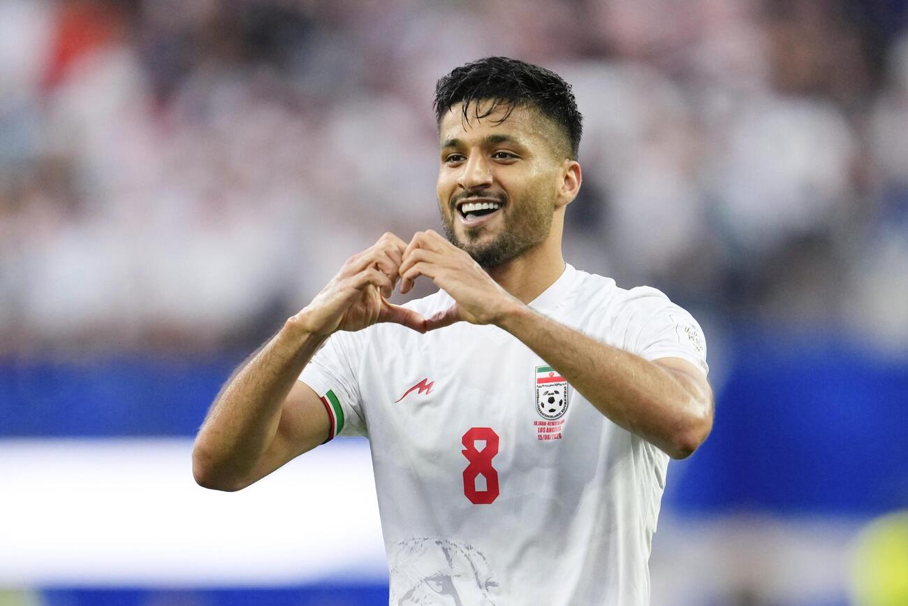 イラン－ニュージーランド　後半、チーム2点目のゴールを決め、喜ぶイランのモヘビ（共同）