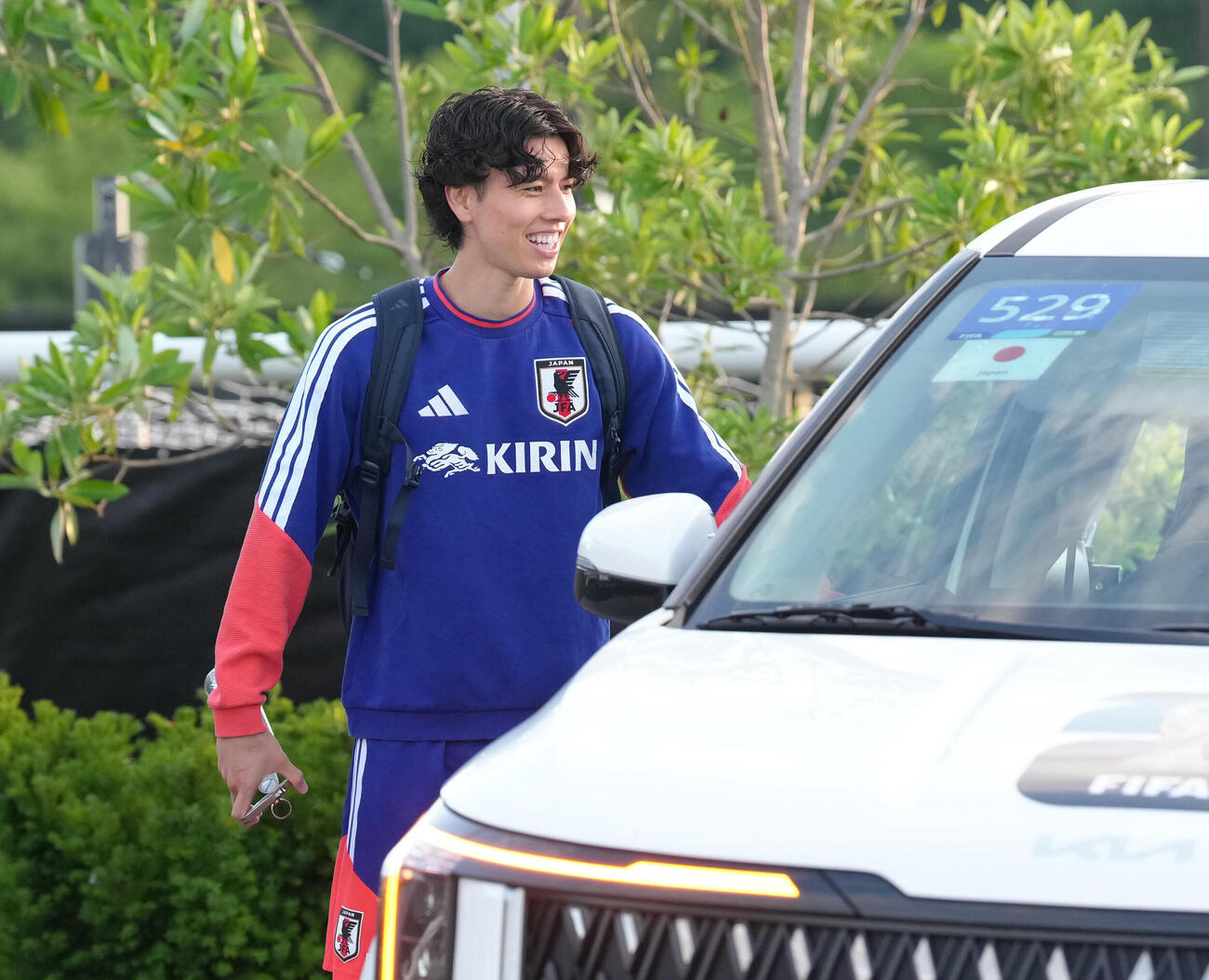 W杯北中米大会ベースキャンプ　笑顔で車に乗り込む田中碧（撮影・足立雅史）