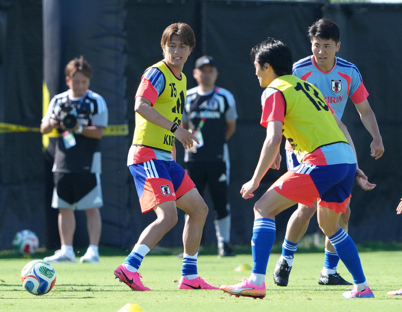 W杯北中米大会ベースキャンプ　ボール回しする小川航基（左）、鈴木淳之介（後方右）（撮影・足立雅史）