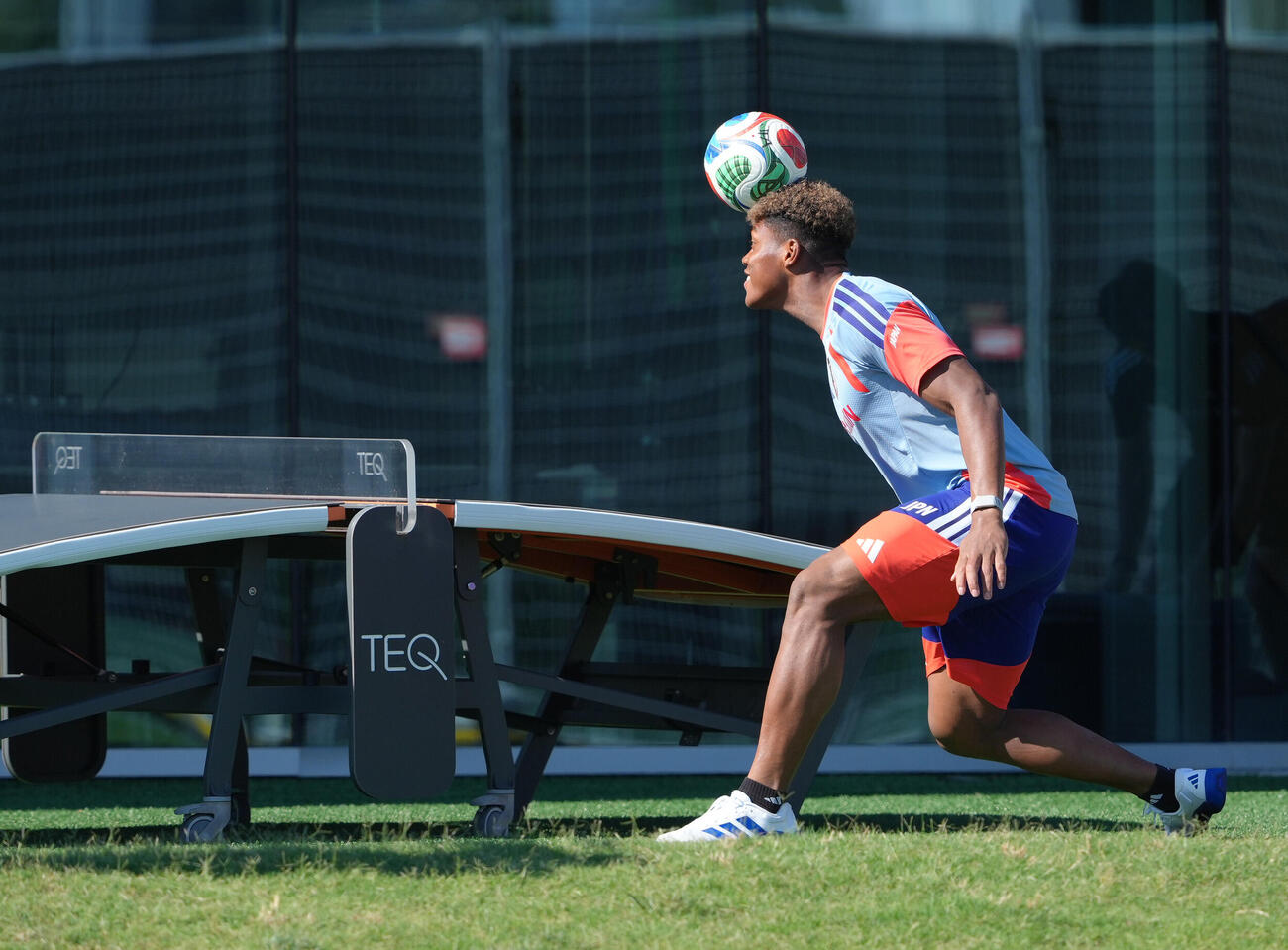 W杯北中米大会ベースキャンプ　サッカーと卓球を組み合わせた競技「テックボール」を楽しむGK鈴木彩艶（撮影・足立雅史）