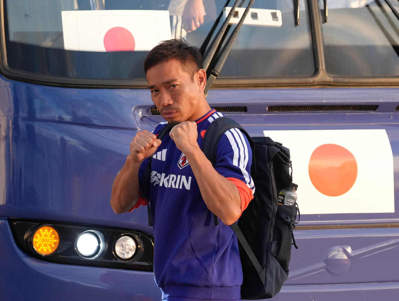 W杯北中米大会ベースキャンプ　カメラにポーズを決める長友佑都（撮影・足立雅史）