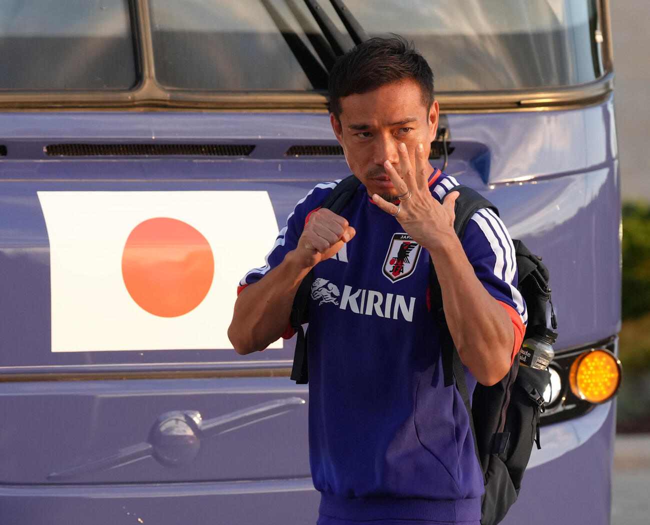 W杯北中米大会ベースキャンプ　カメラにポーズを決める長友佑都（撮影・足立雅史）