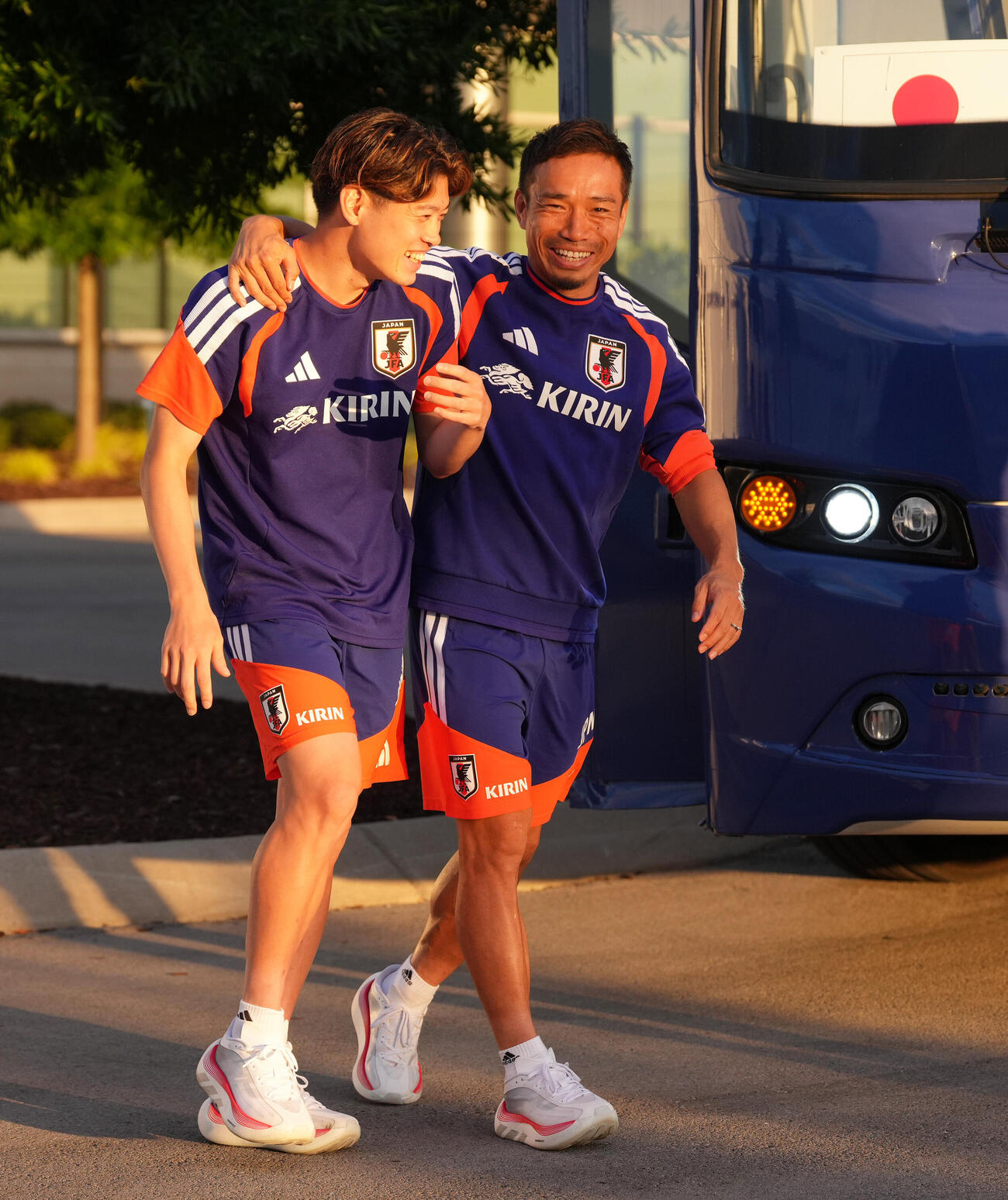 W杯北中米大会ベースキャンプ　練習を終え、笑顔で引き揚げる鈴木唯人（左）と長友佑都（撮影・足立雅史）