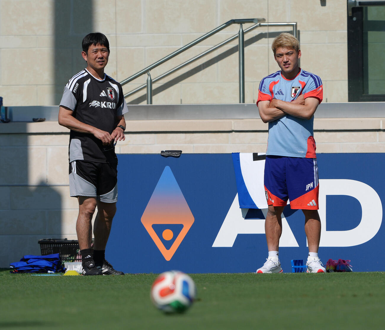 W杯北中米大会ベースキャンプ　練習中、森保一監督（左）と話す堂安律（撮影・足立雅史）
