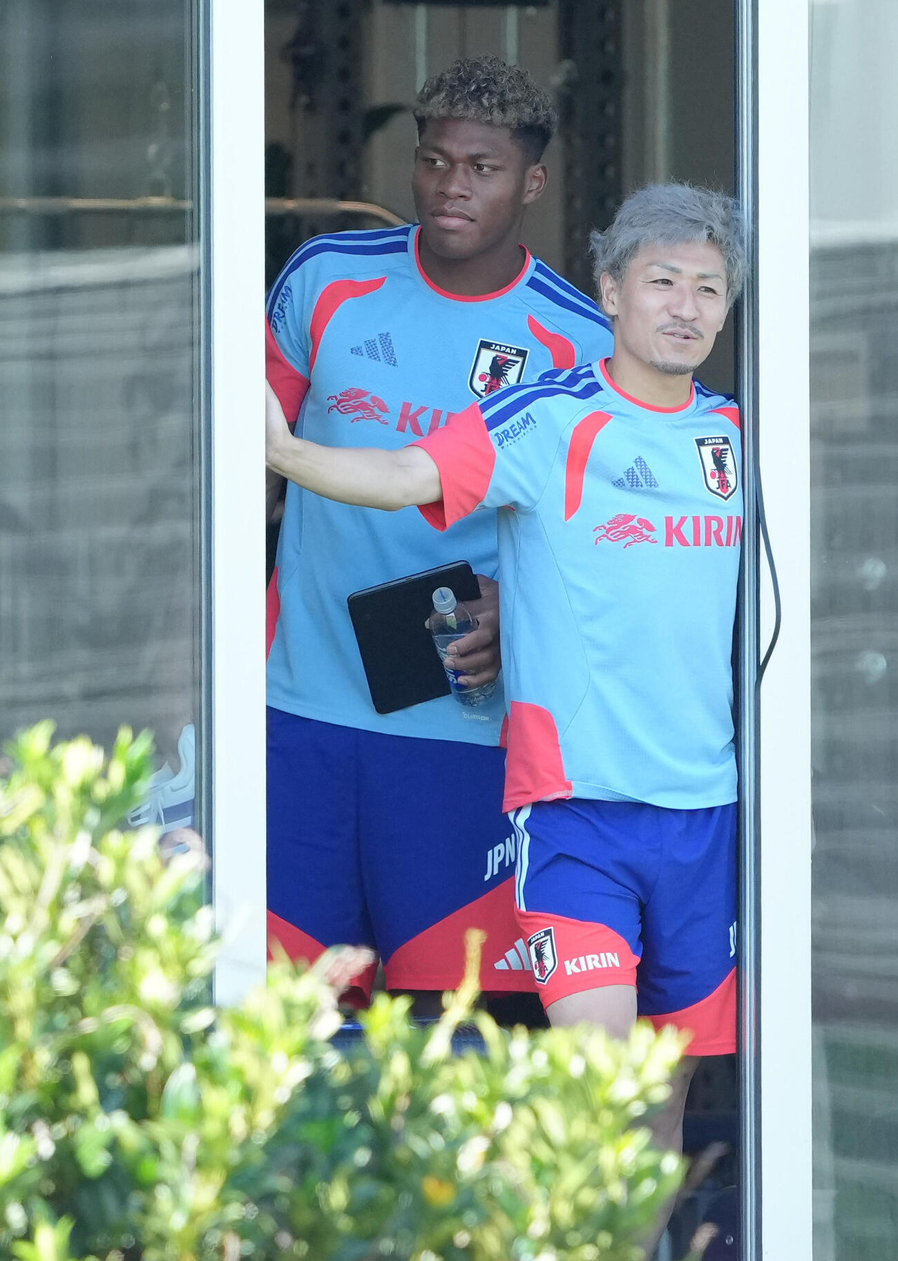 W杯北中米大会ベースキャンプ　練習を室内から見つめるGK鈴木彩艶（左）と前田大然（撮影・足立雅史）