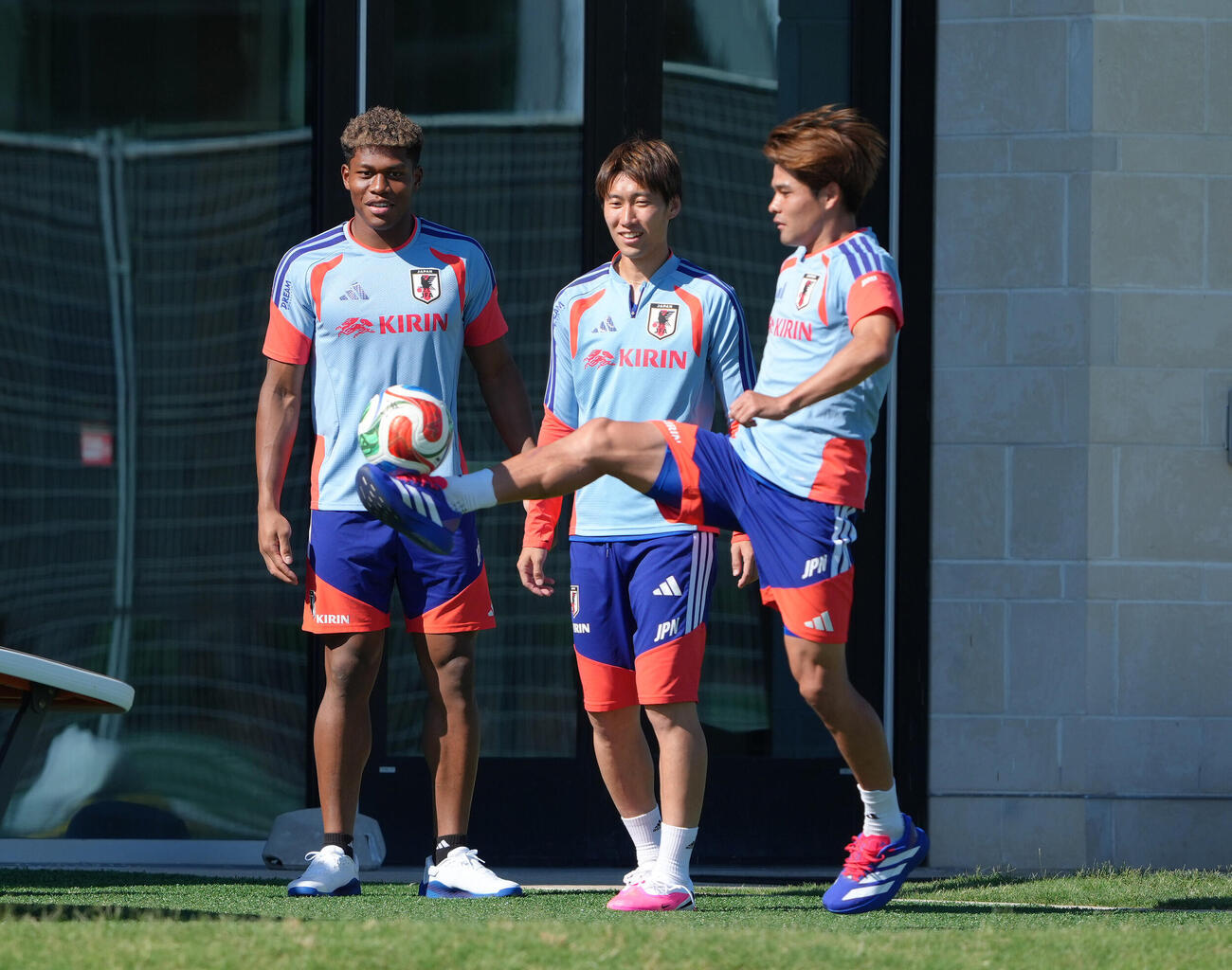 W杯北中米大会ベースキャンプ　リラックスした様子でボールを蹴る、左からGK鈴木彩艶、鎌田大地、佐野海舟（撮影・足立雅史）