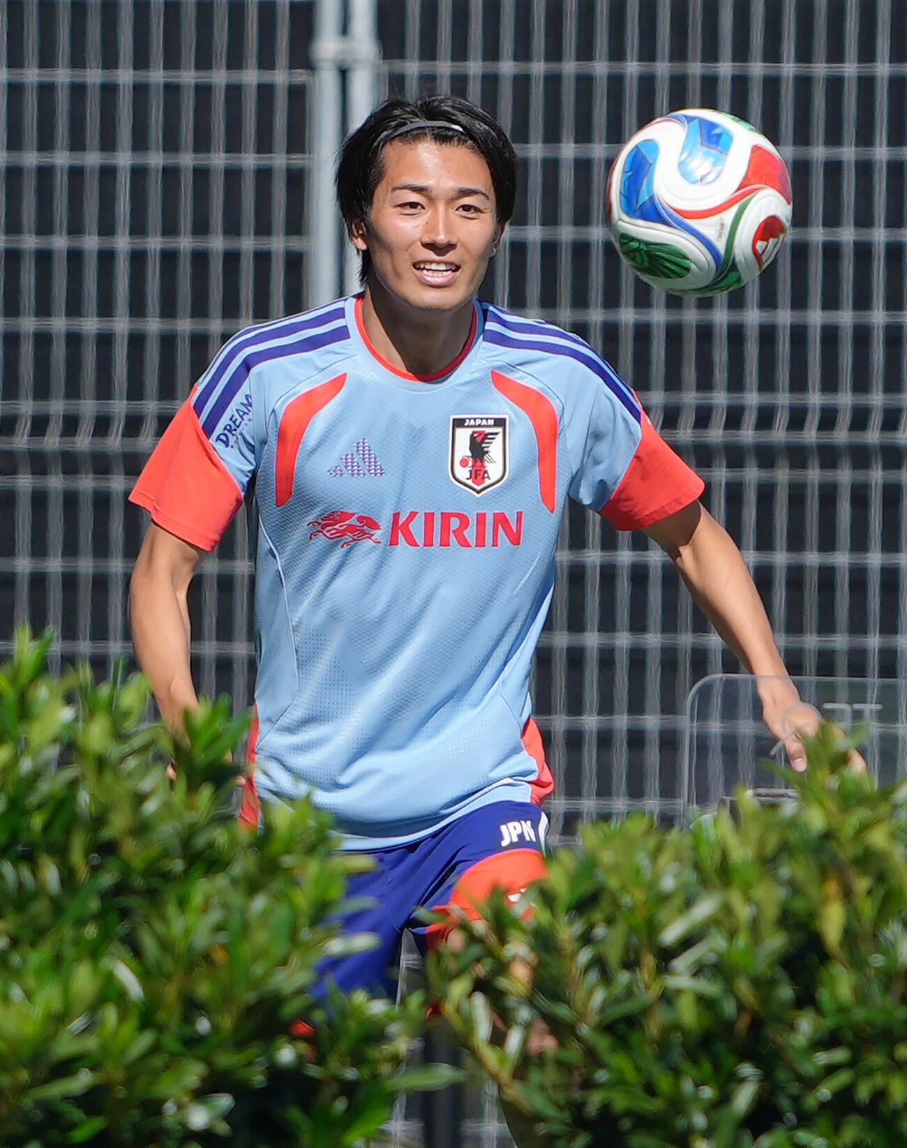 W杯北中米大会ベースキャンプ　リラックスした様子でボールを蹴る中村敬斗（撮影・足立雅史）