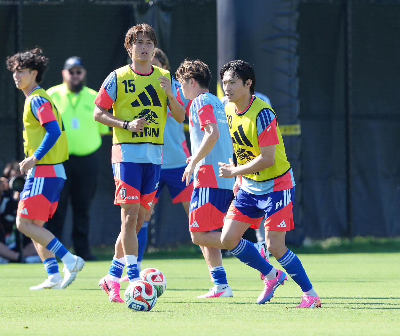 W杯北中米大会ベースキャンプ　調整する小川航基（左）と町野修斗（撮影・足立雅史）