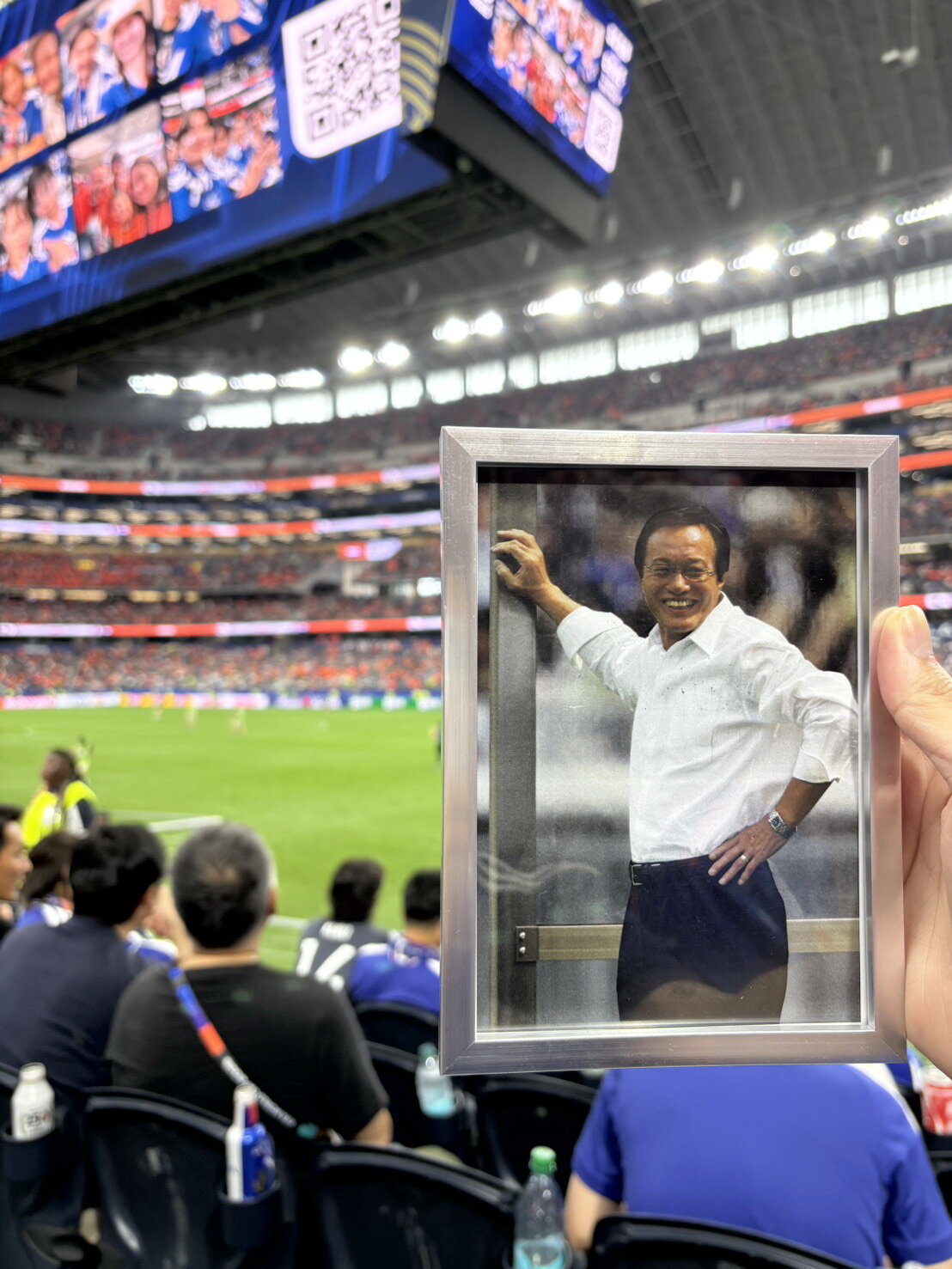 14日、W杯オランダ戦のスタンドで坂井信幸さんが掲げた釜本邦茂さんの遺影（清仁会シミズ病院坂井信幸院長提供）