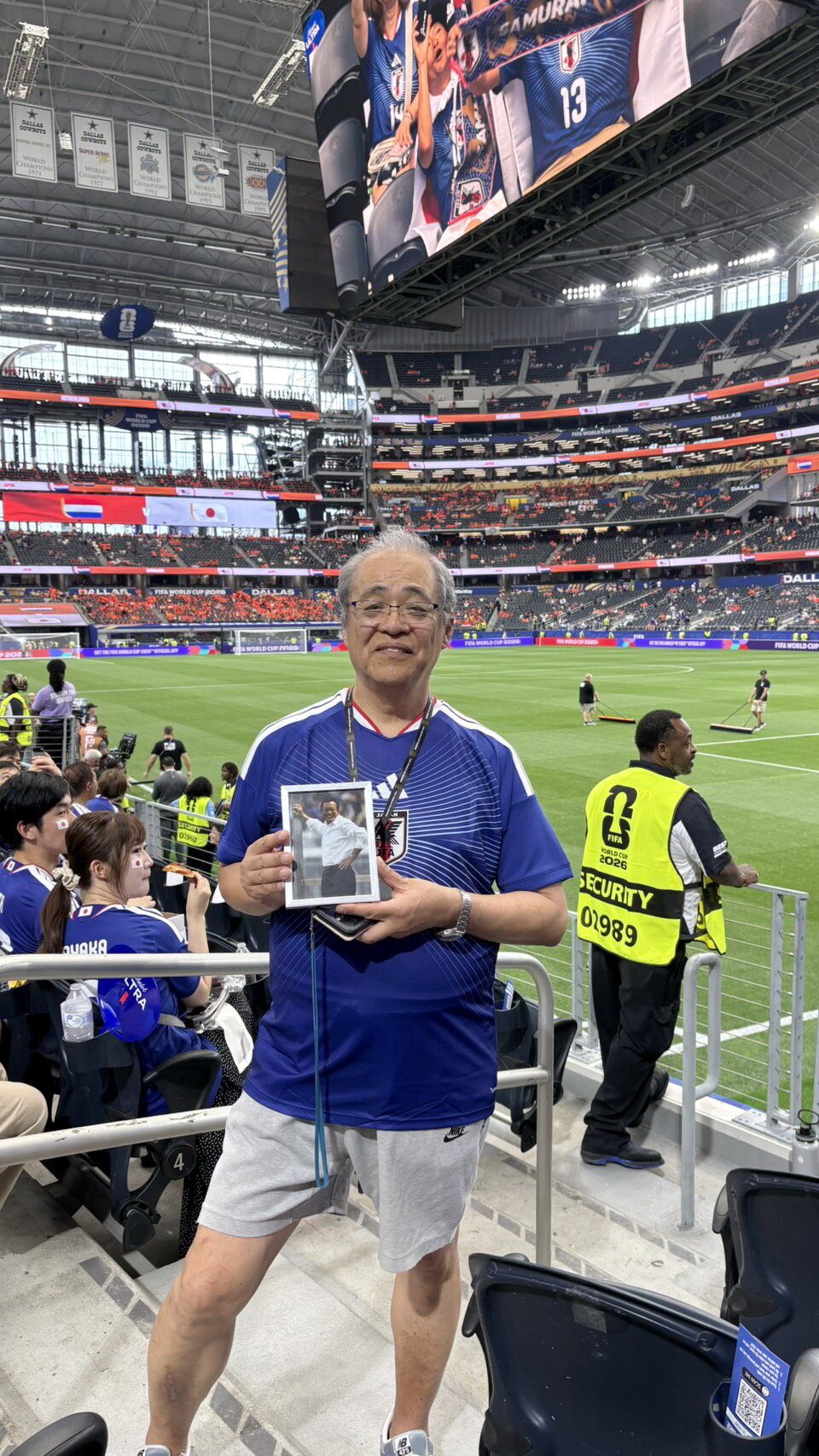 14日、W杯オランダ戦のスタンドで、釜本邦茂さんの遺影を持って応援する坂井信幸さん（清仁会シミズ病院坂井信幸院長提供）